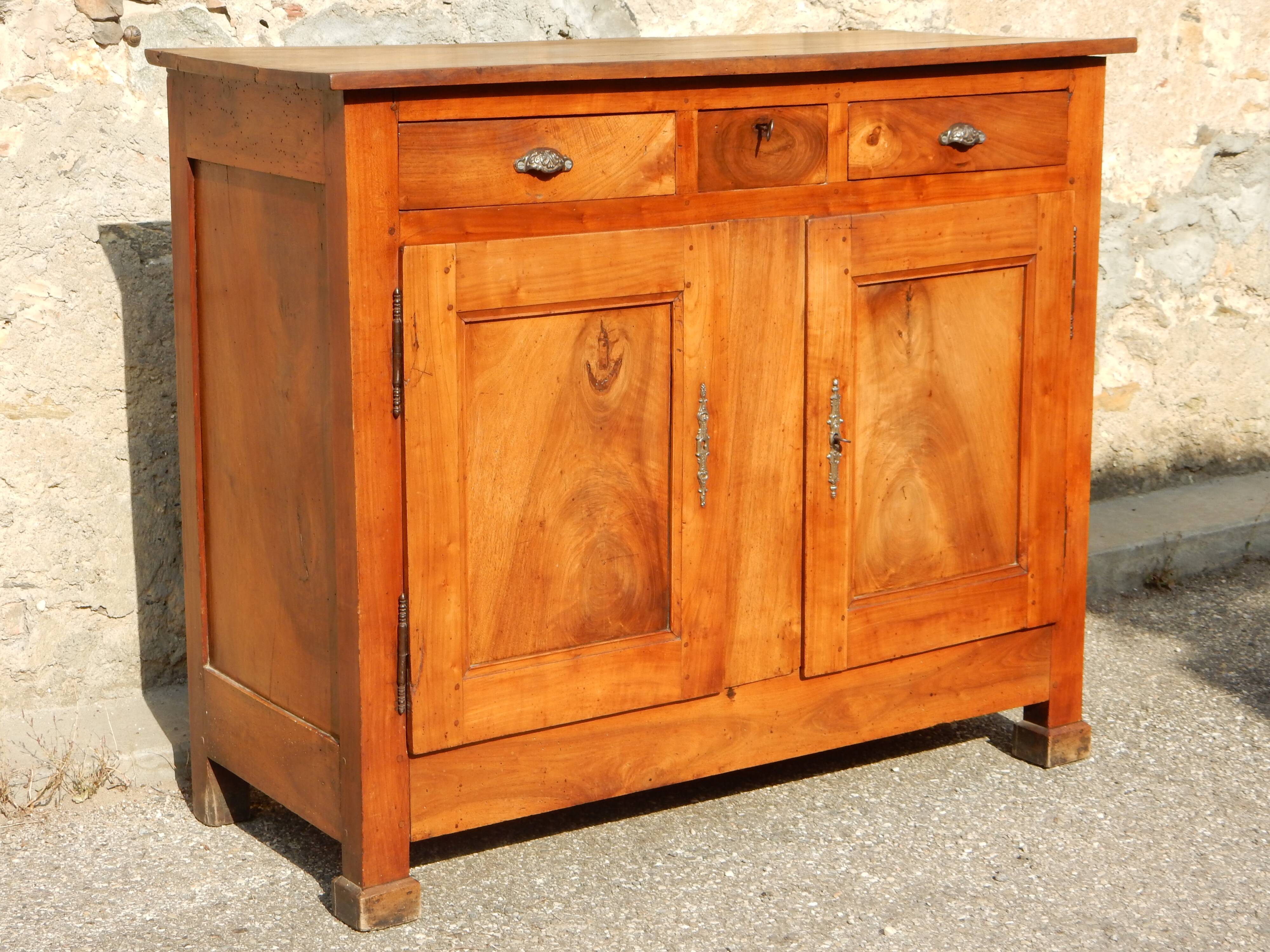 Ancien buffet de famille très élégant en noyer