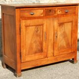 Ancien buffet de famille très élégant en noyer