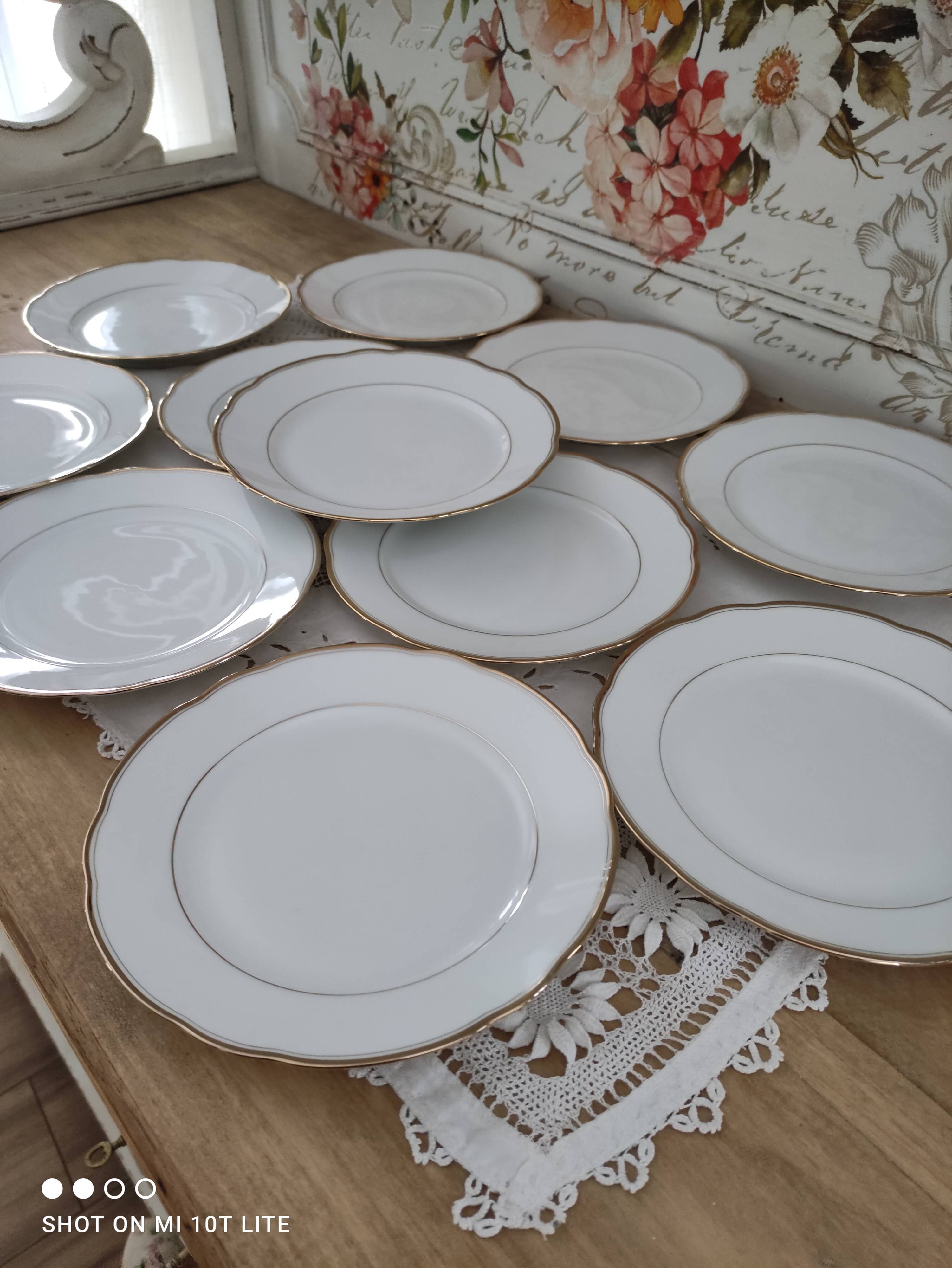Lot de 11 assiettes à dessert en porcelaine suisse blanche double liseré doré