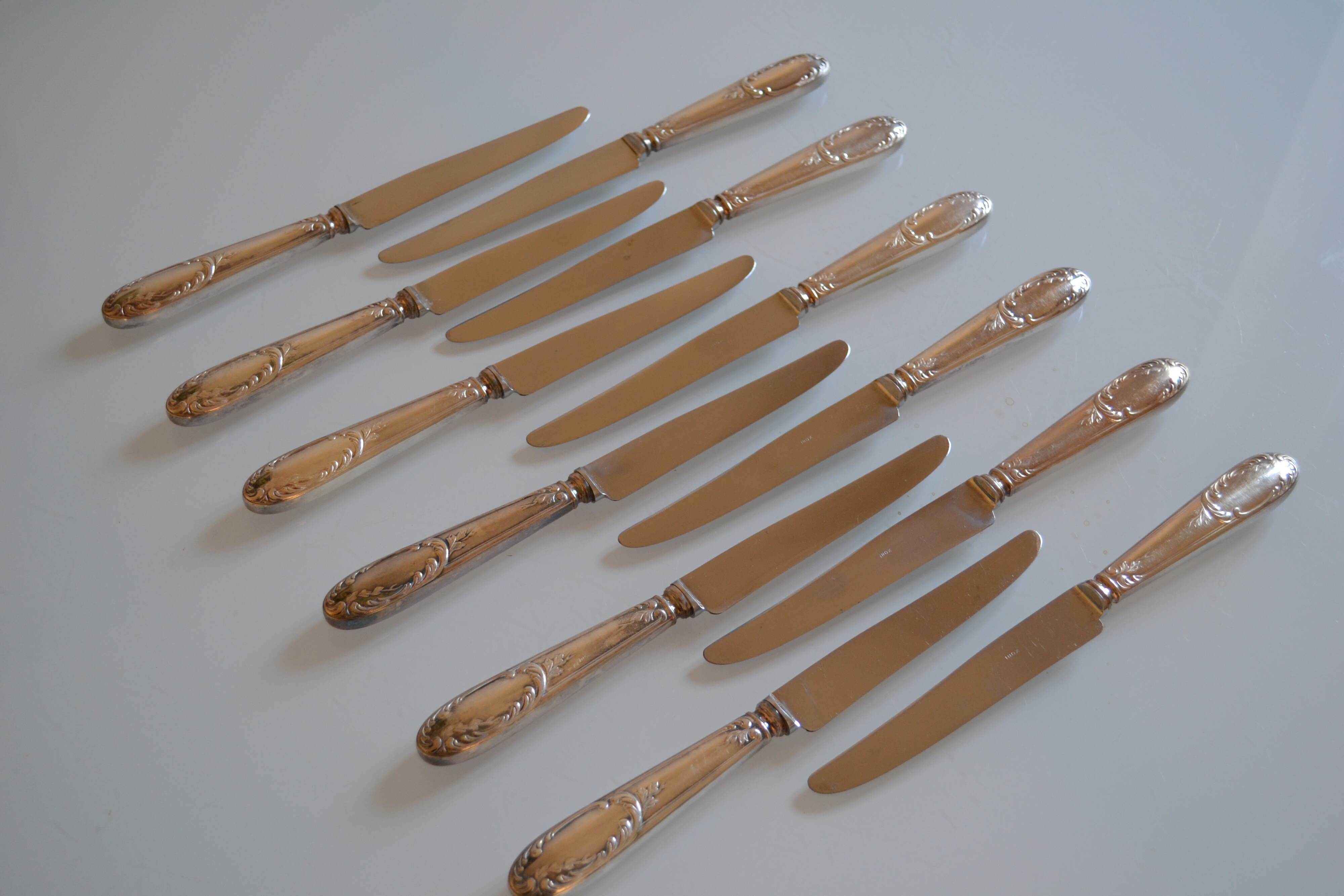 12 silver metal table knives 25.5 cm