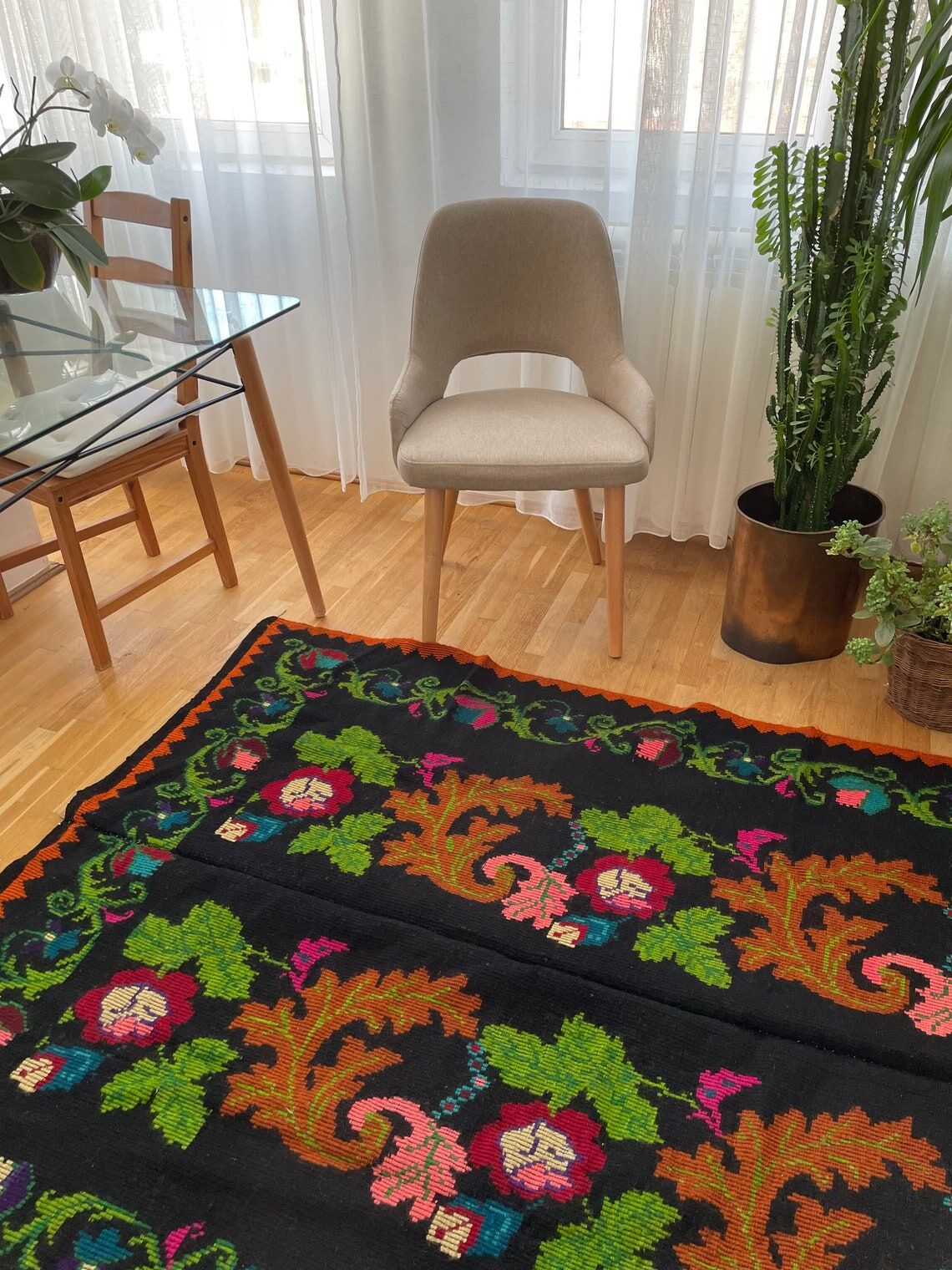 Vintage carpet in Romanian wool floral design and brown leaves 263x146cm