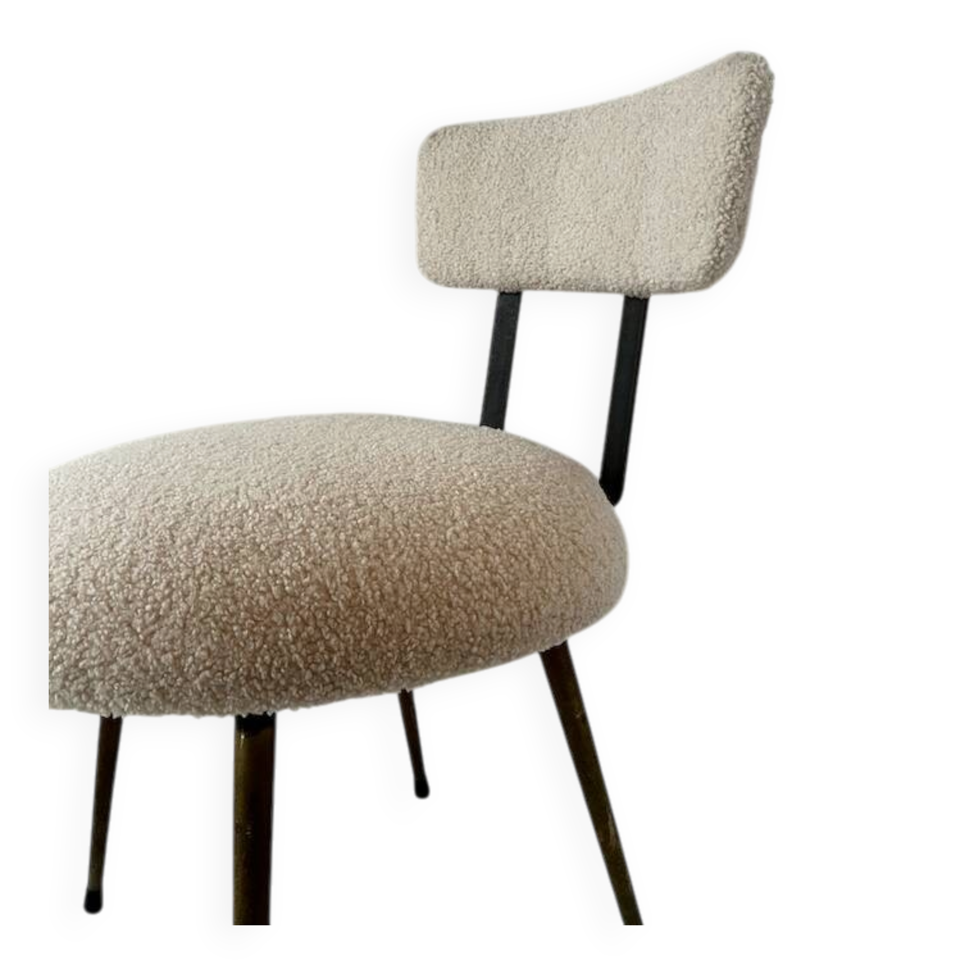 Low seat in metal and white boucle fabric.