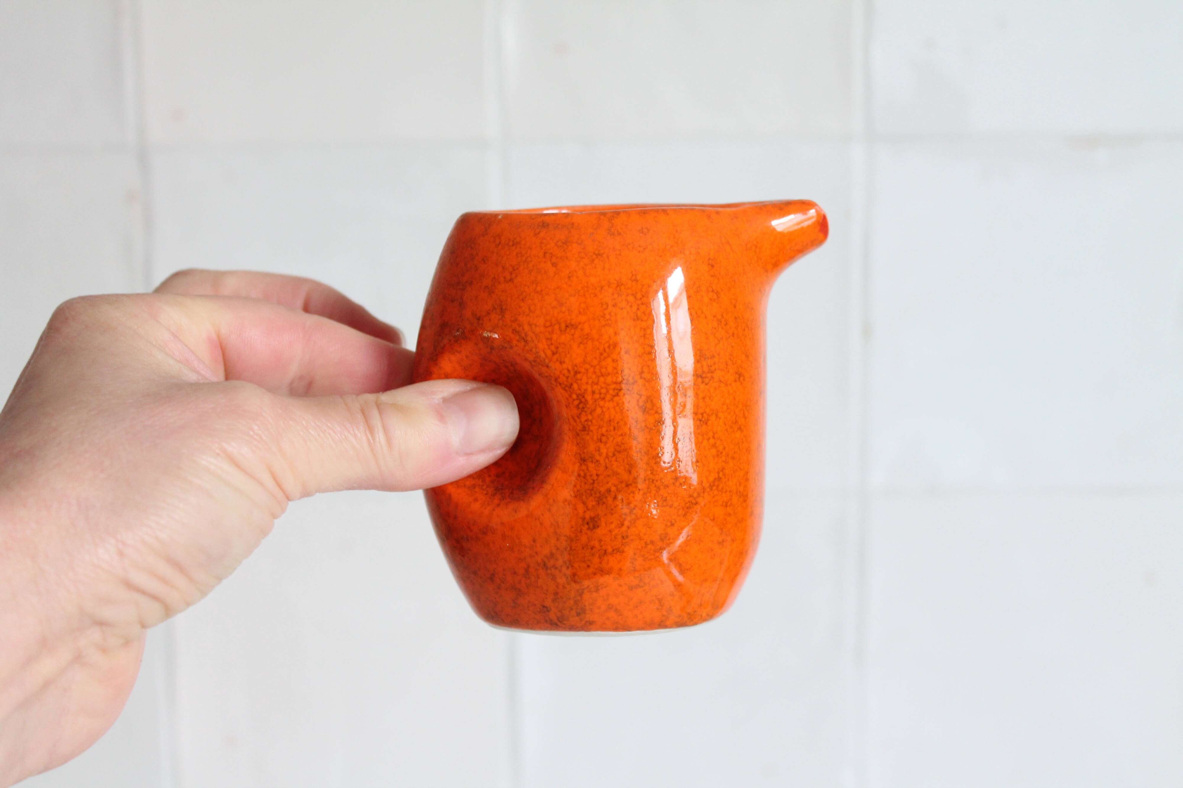 Petit pichet en céramique orange des années 70