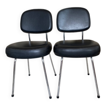 Vintage chairs in chrome and faux leather from the 60s-70s.