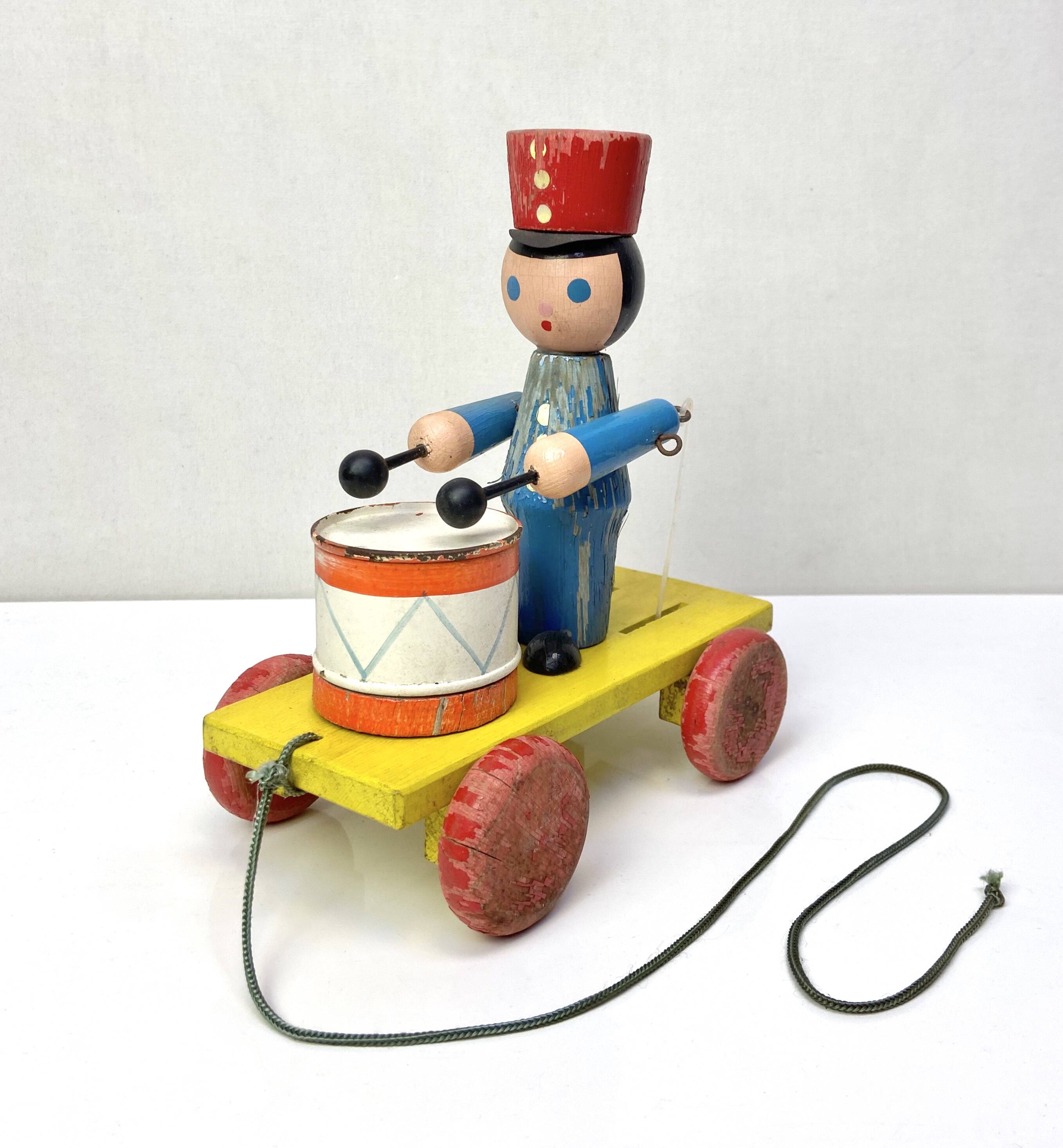 Ancien Jouet musical en bois à tirer - musicien soldat  jouant du tambour