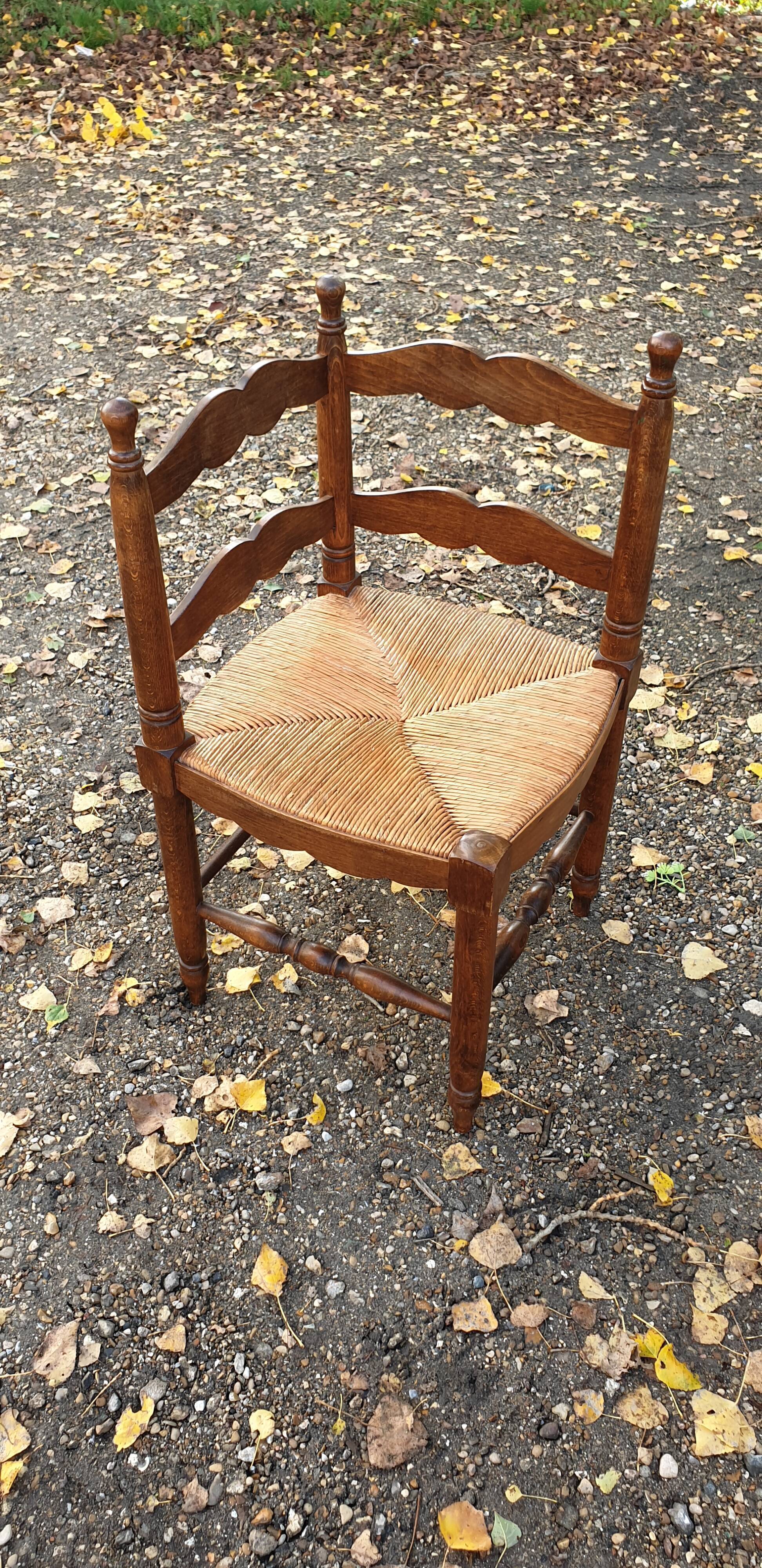 Corner straw chair