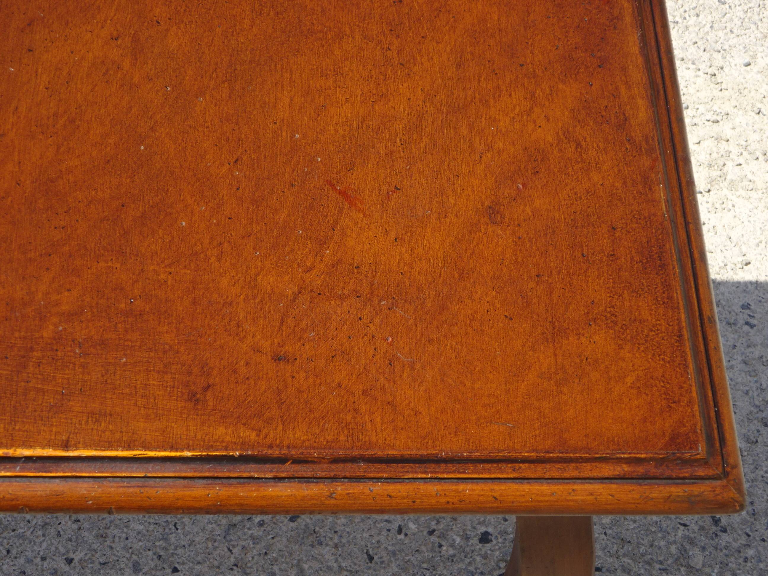 Petit bureau en bois de style Louis XV