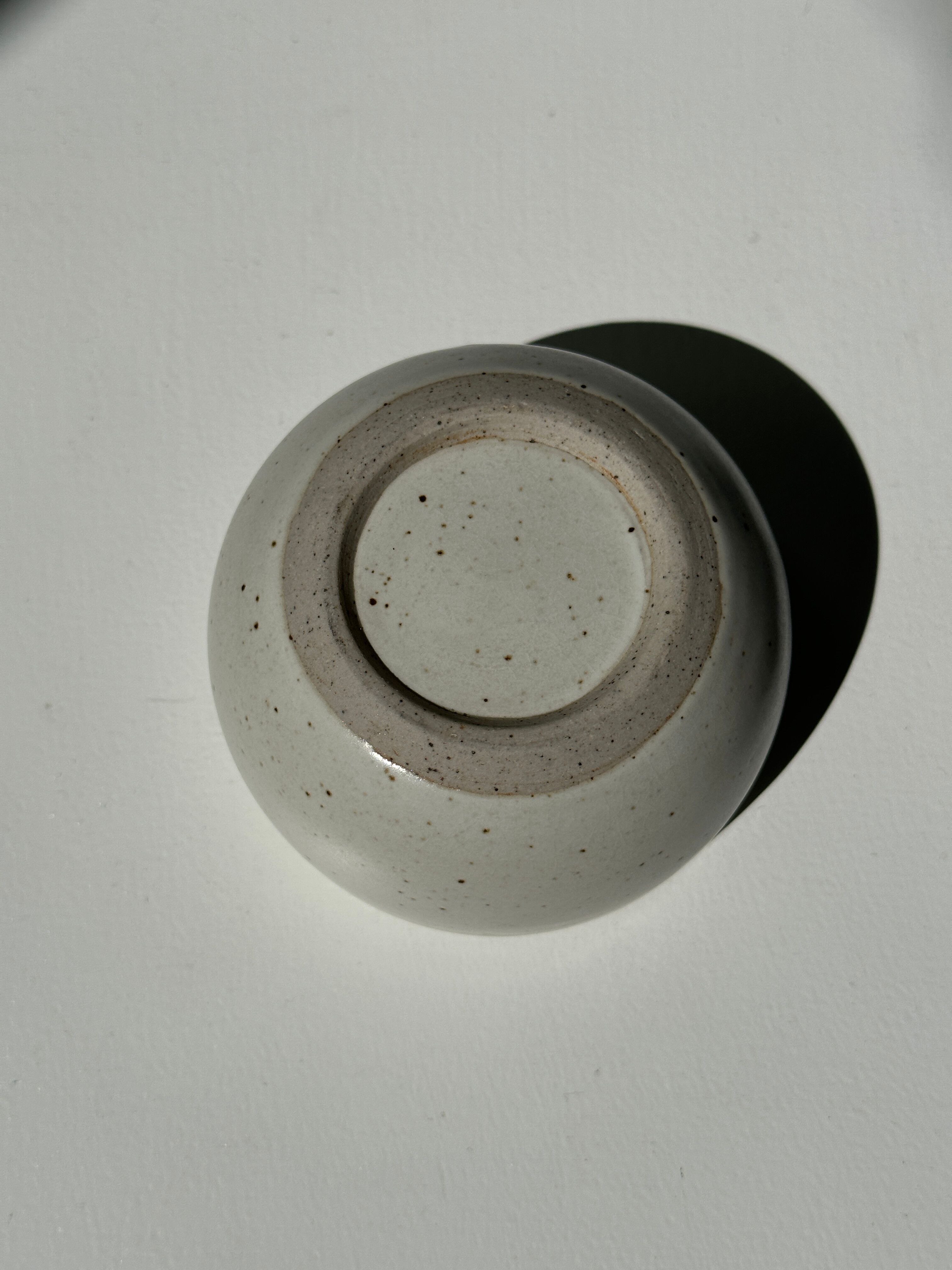 Trio of white ceramic cups D9cm