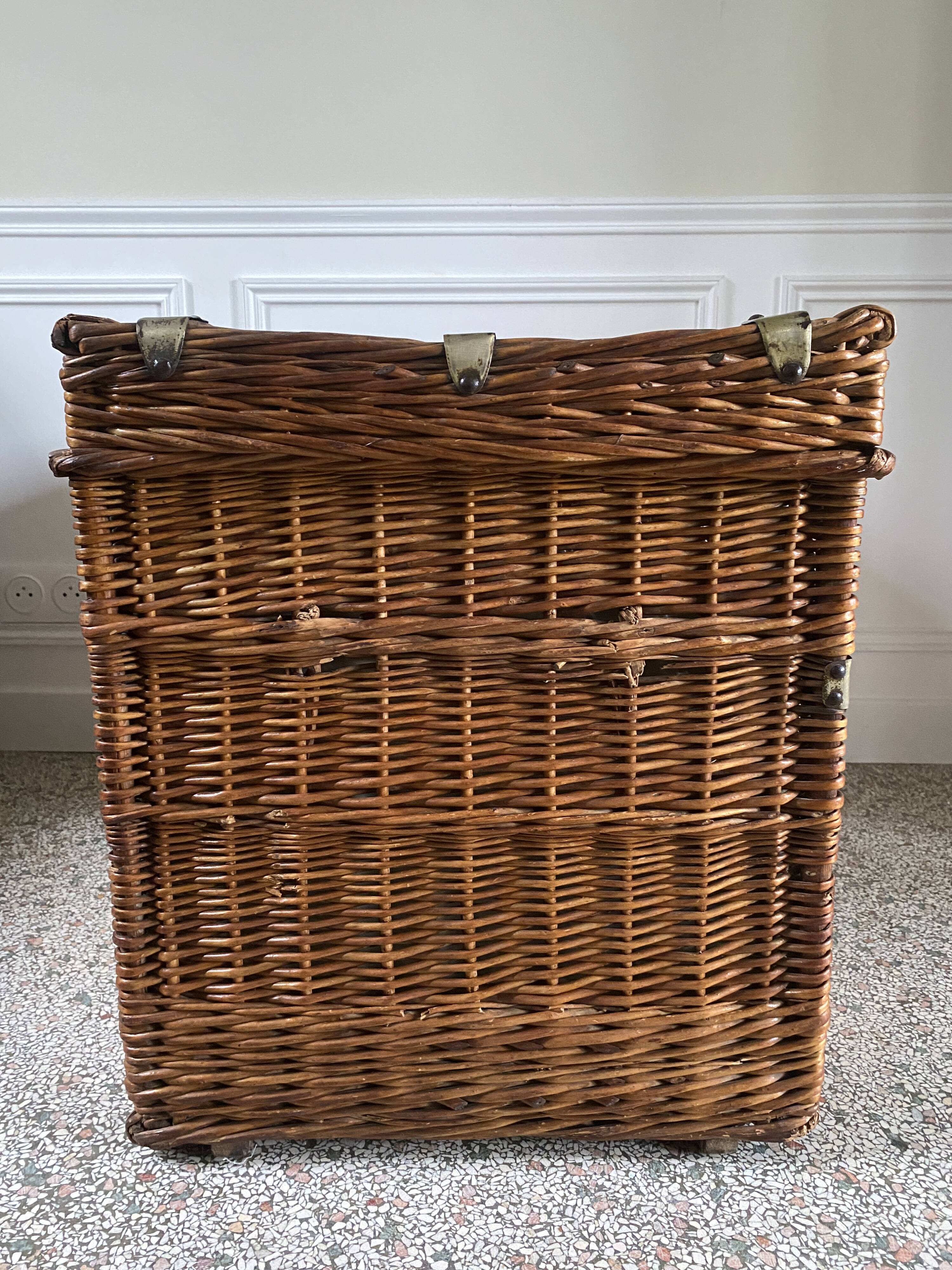 Malle / coffre en osier rotin vintage doublé tissu vert