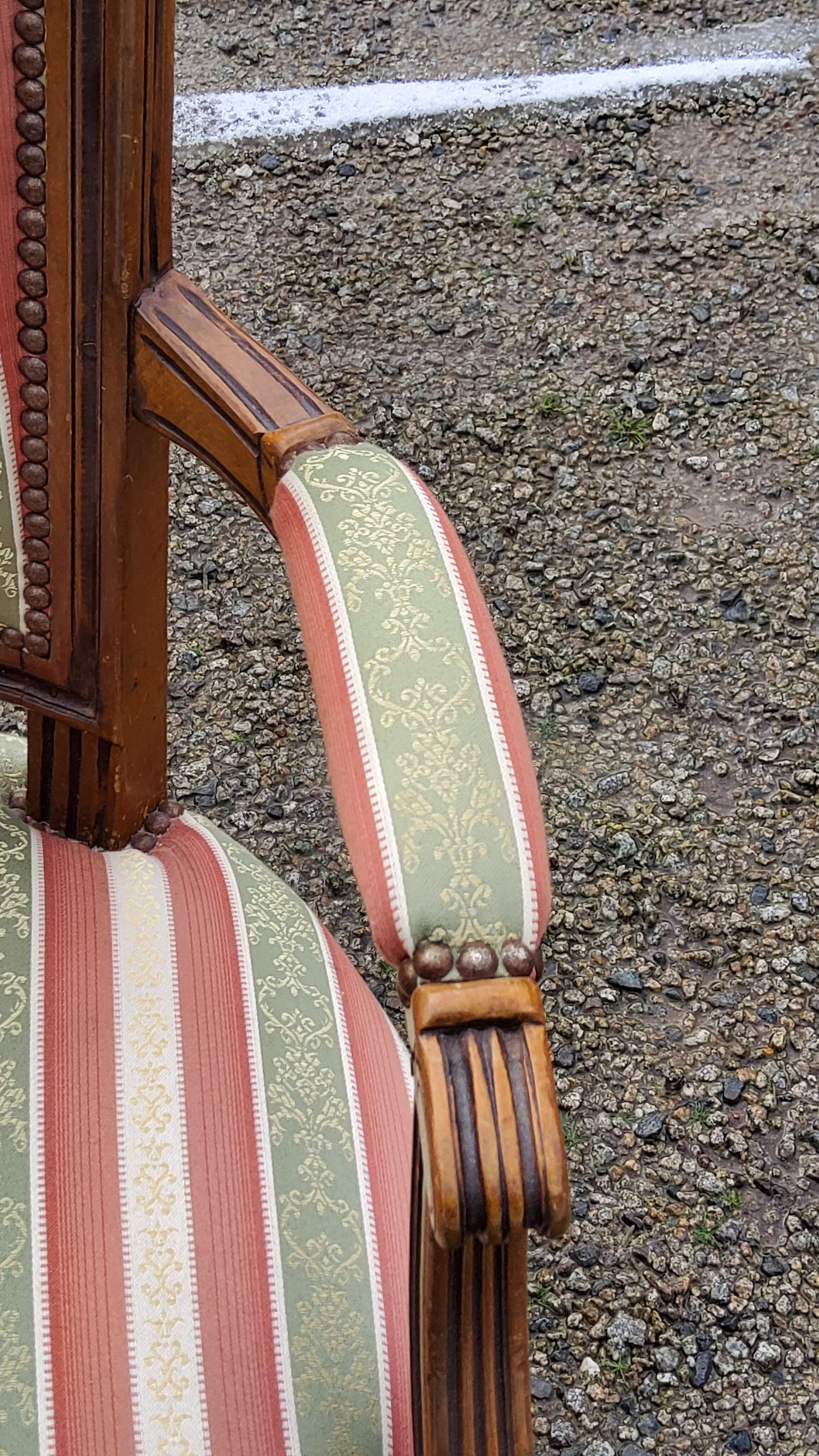 Paire de fauteuils cabriolets de style Louis XVI