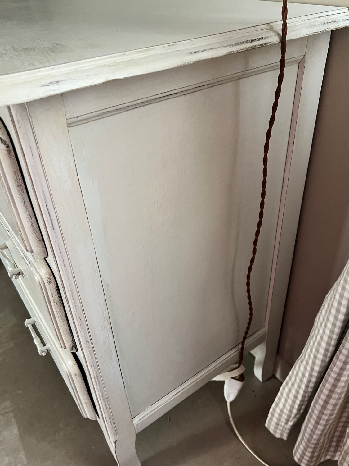 Chest of drawers with 3 curved legs