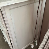 Chest of drawers with 3 curved legs