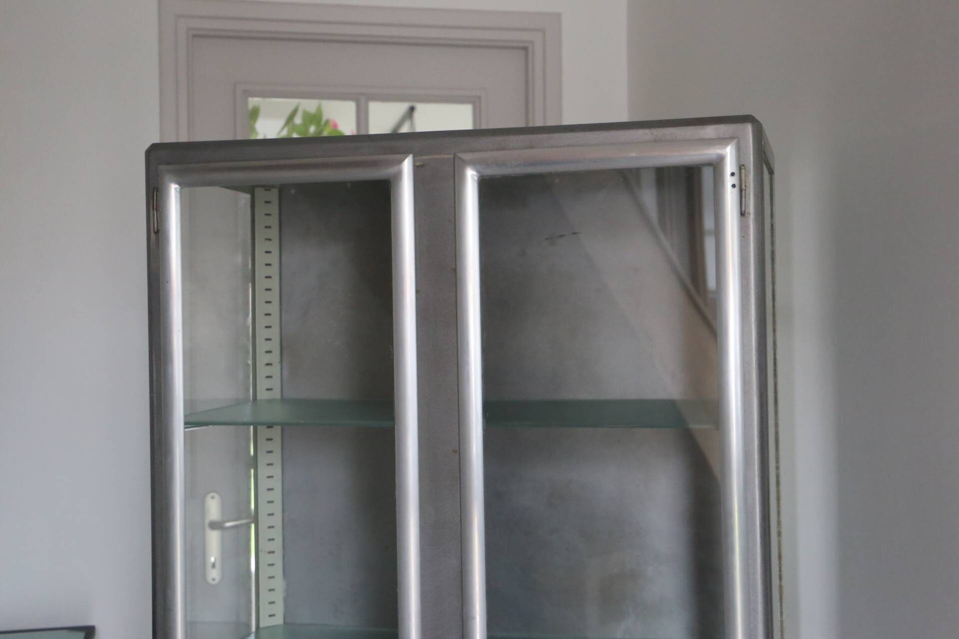 Armoire médicale ancienne 1950