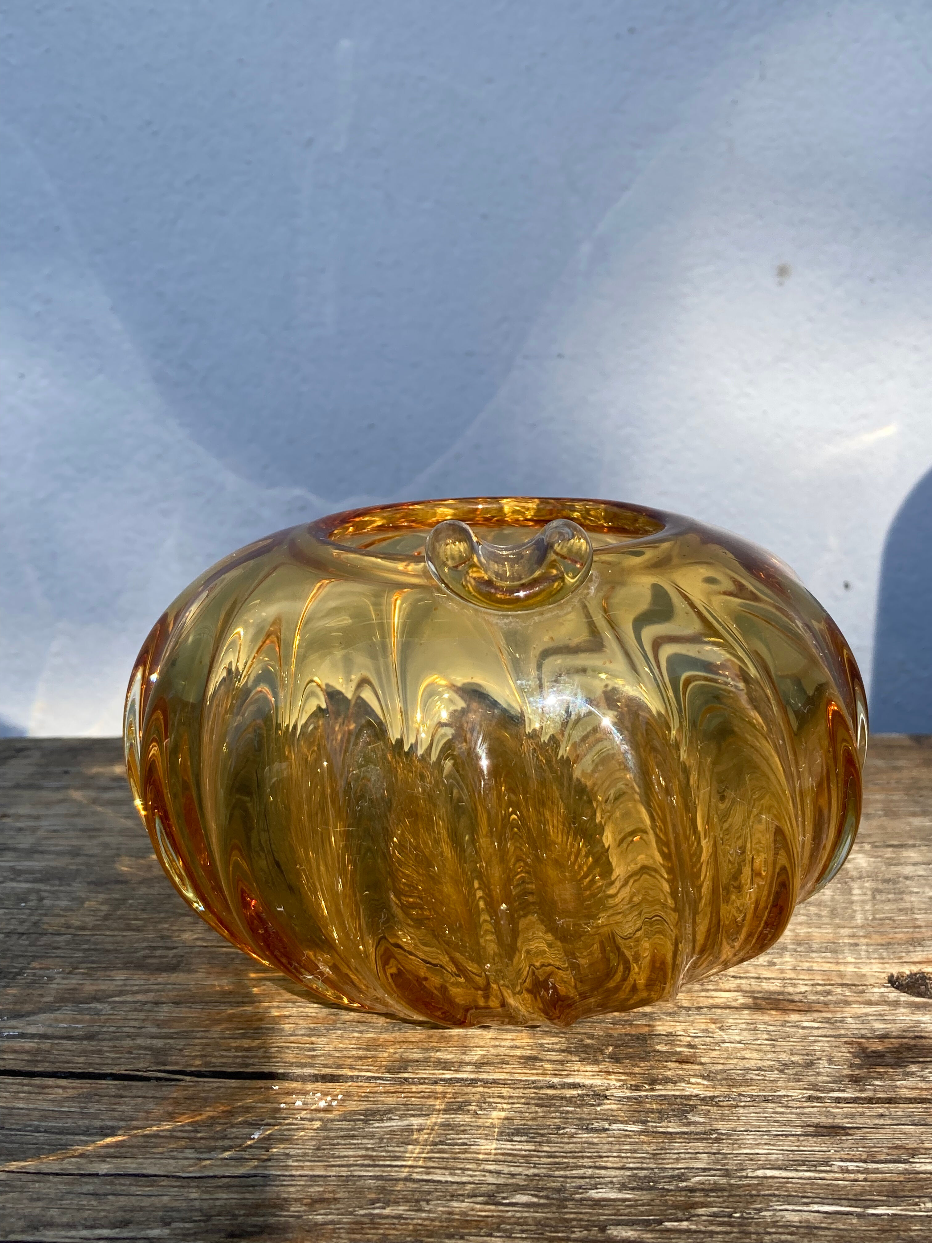 Cendrier en verre soufflé de Murano ambré marron boule torsadé
