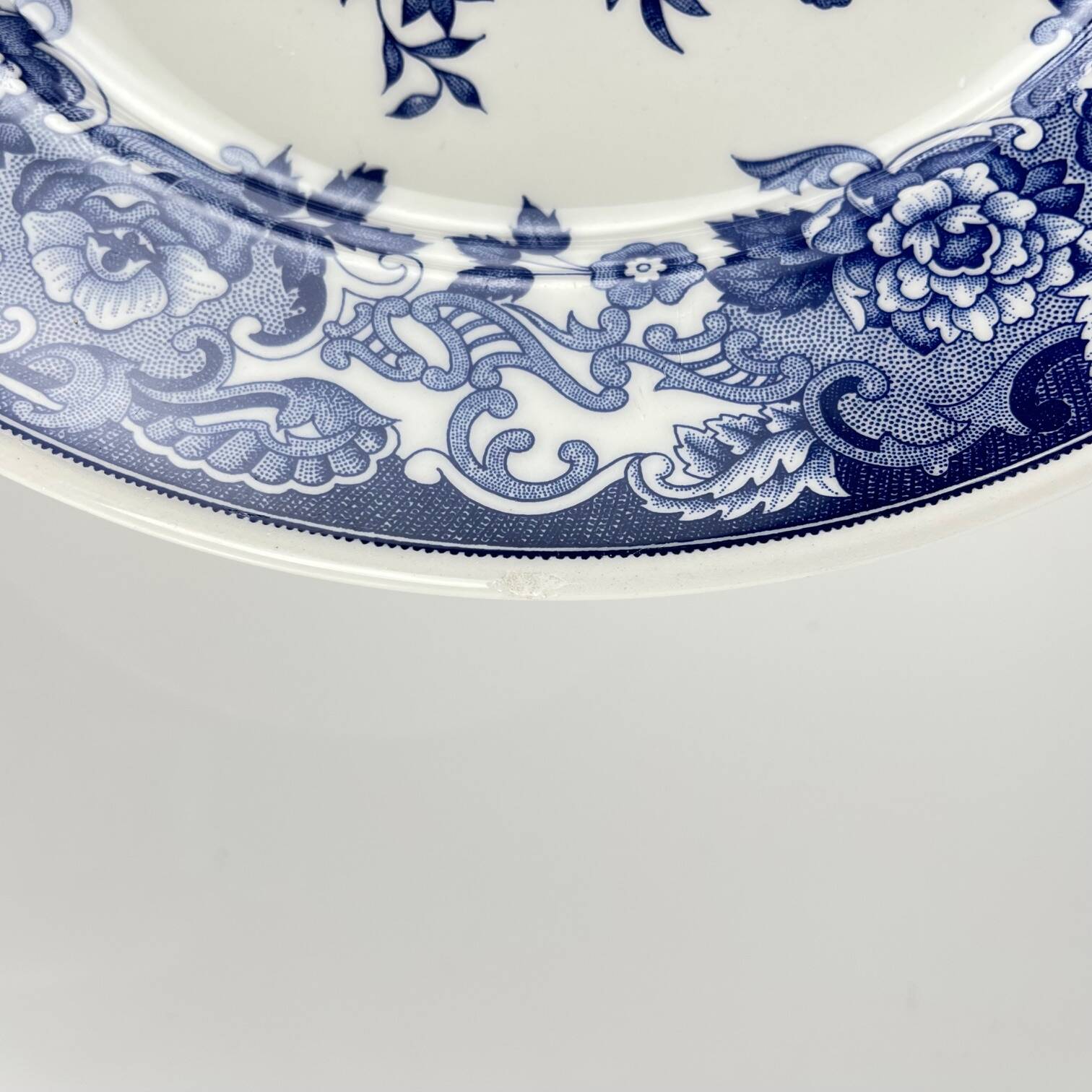 Plat ancien en faïence bleue, décor floral et oiseaux, début XXe