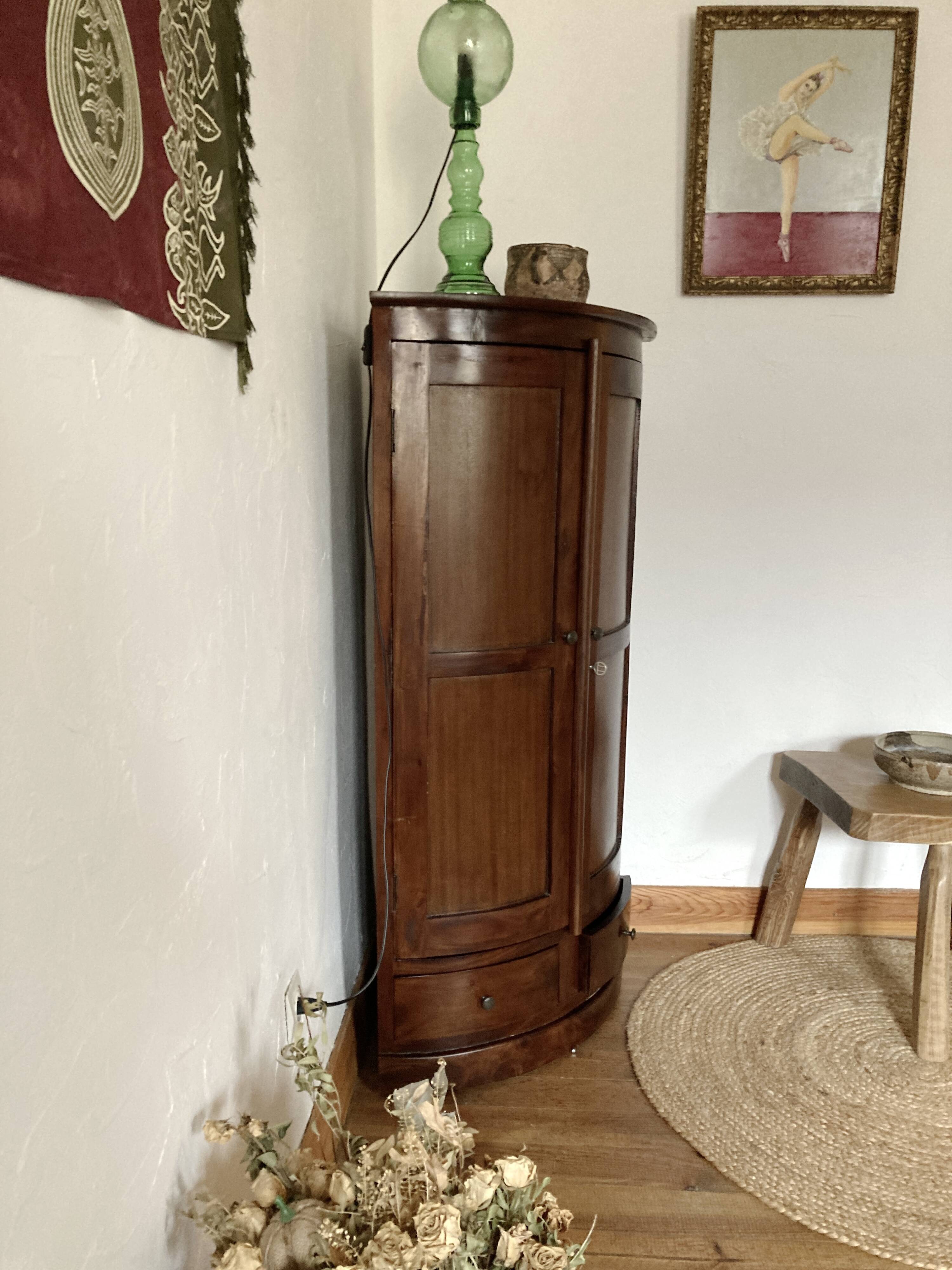 Curved wooden corner unit