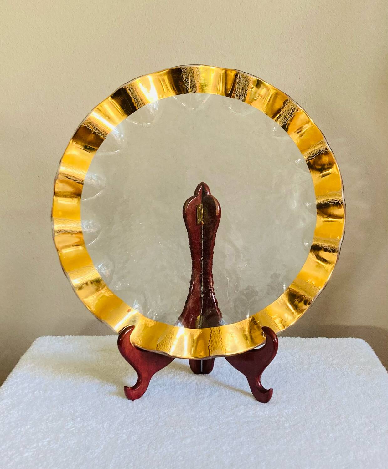 Dish signed Annie Glass 38/31 made in USA wavy edge gilded with 24k fine gold