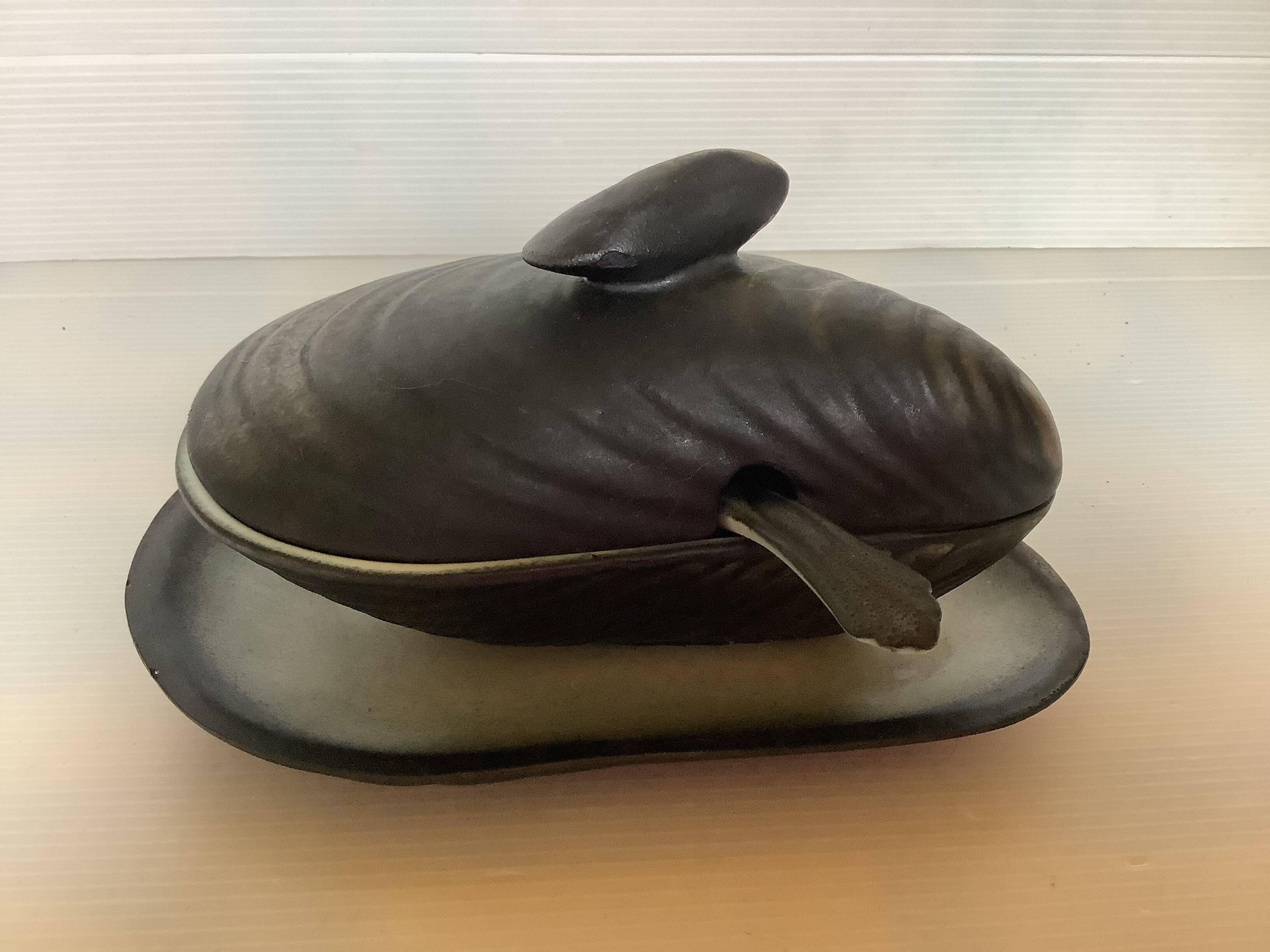 Shell-shaped sauceboat