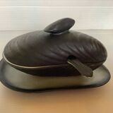 Shell-shaped sauceboat