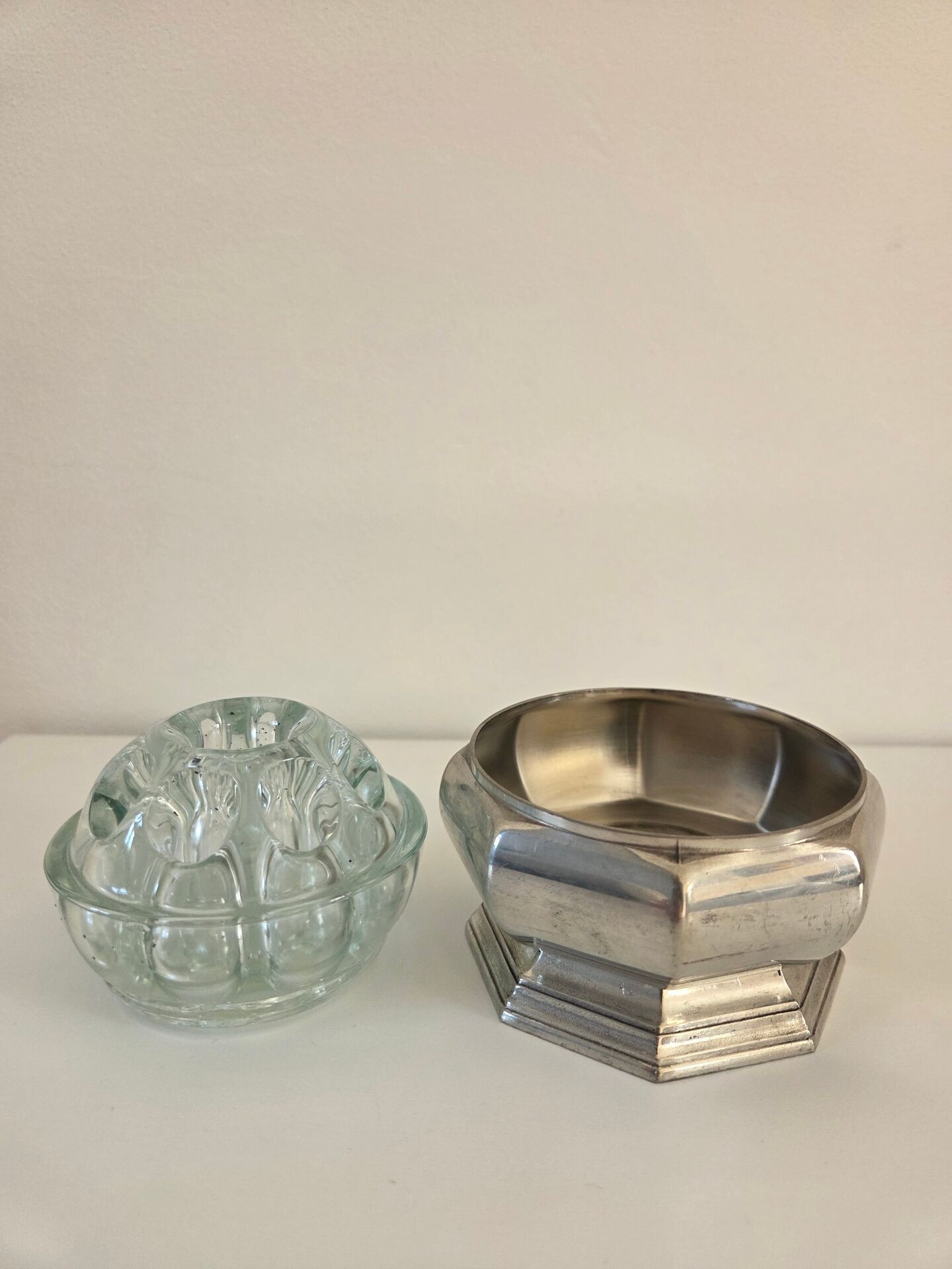 Pique fleurs en verre, socle étain