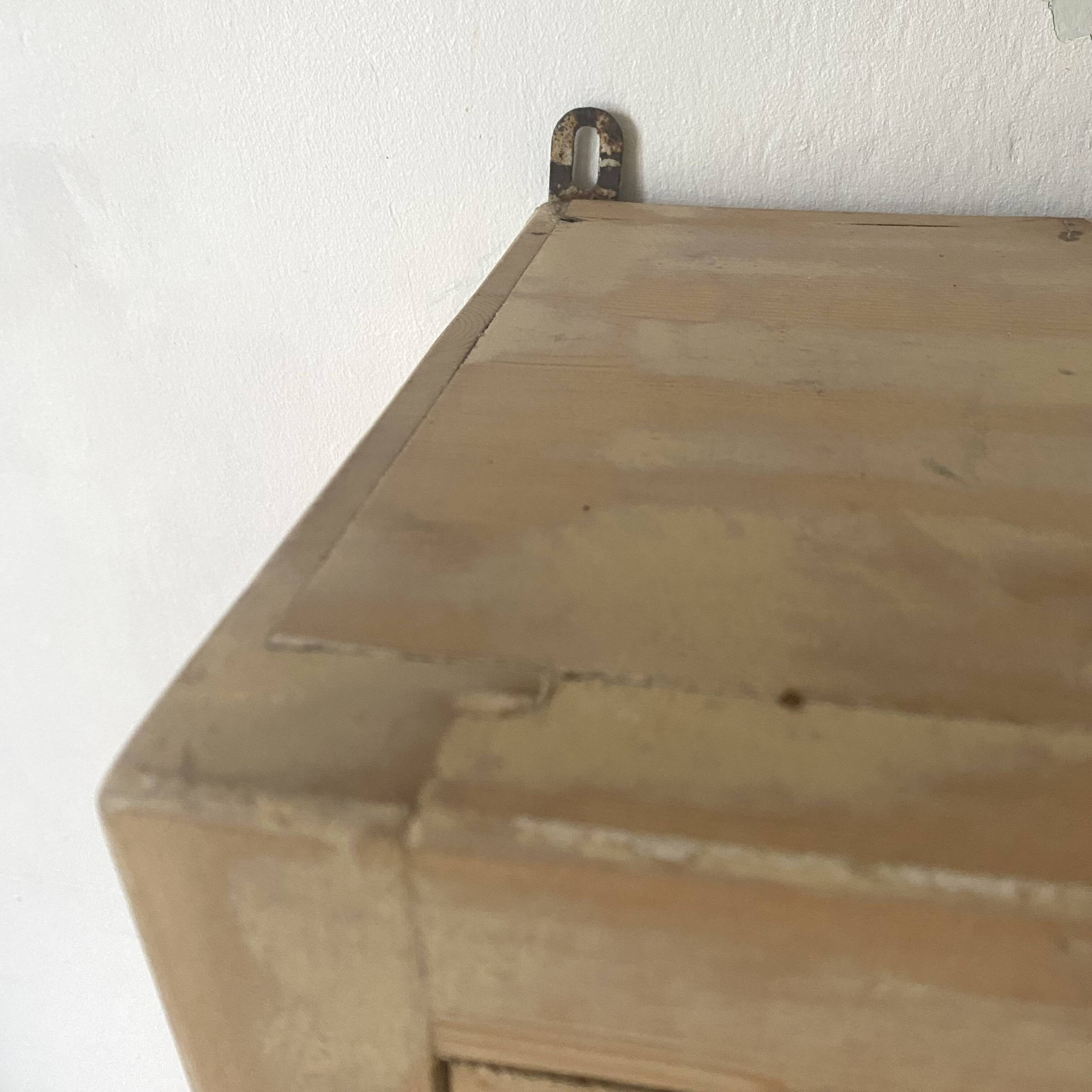 Armoire murale , vitrine à suspendre