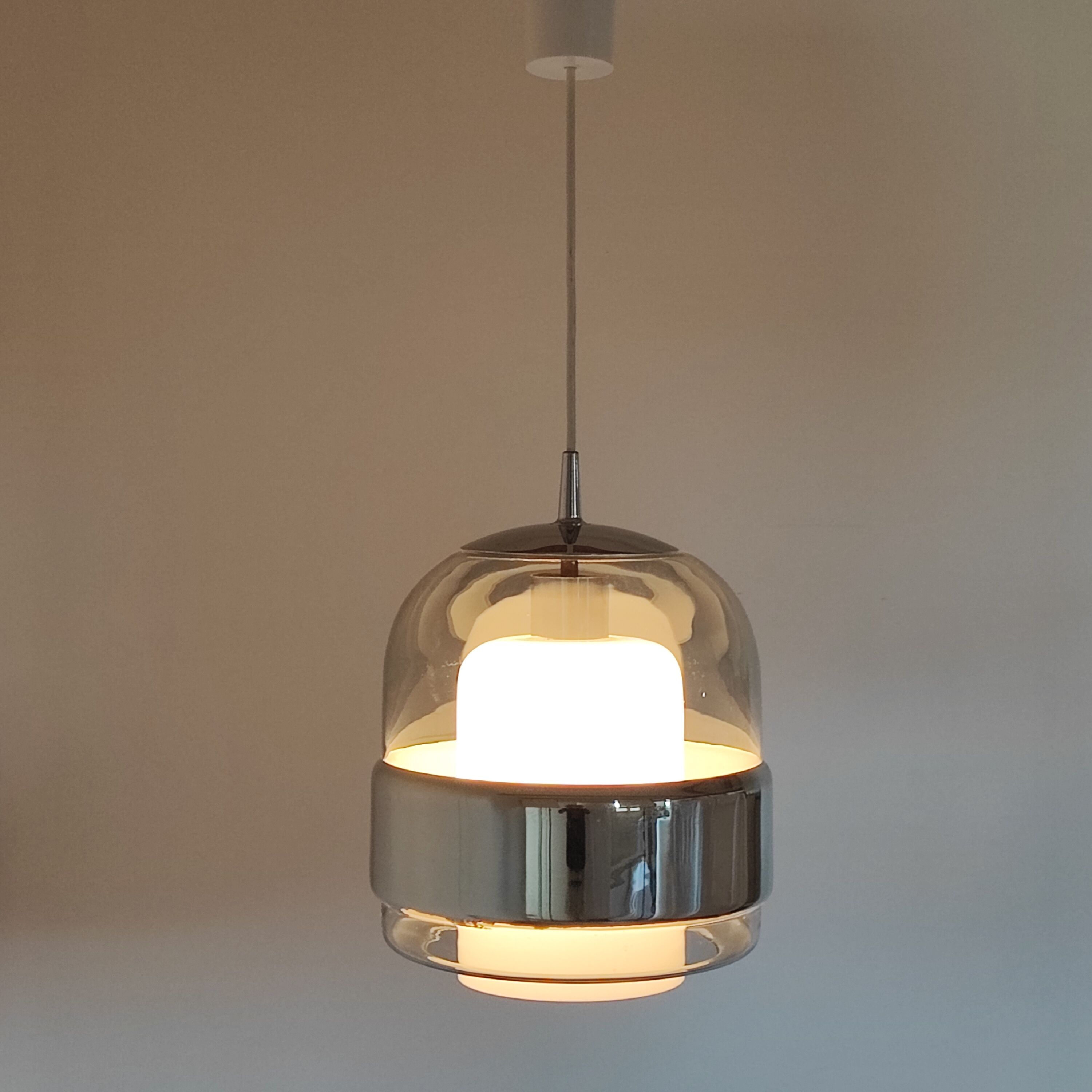 Glass and opaline suspension