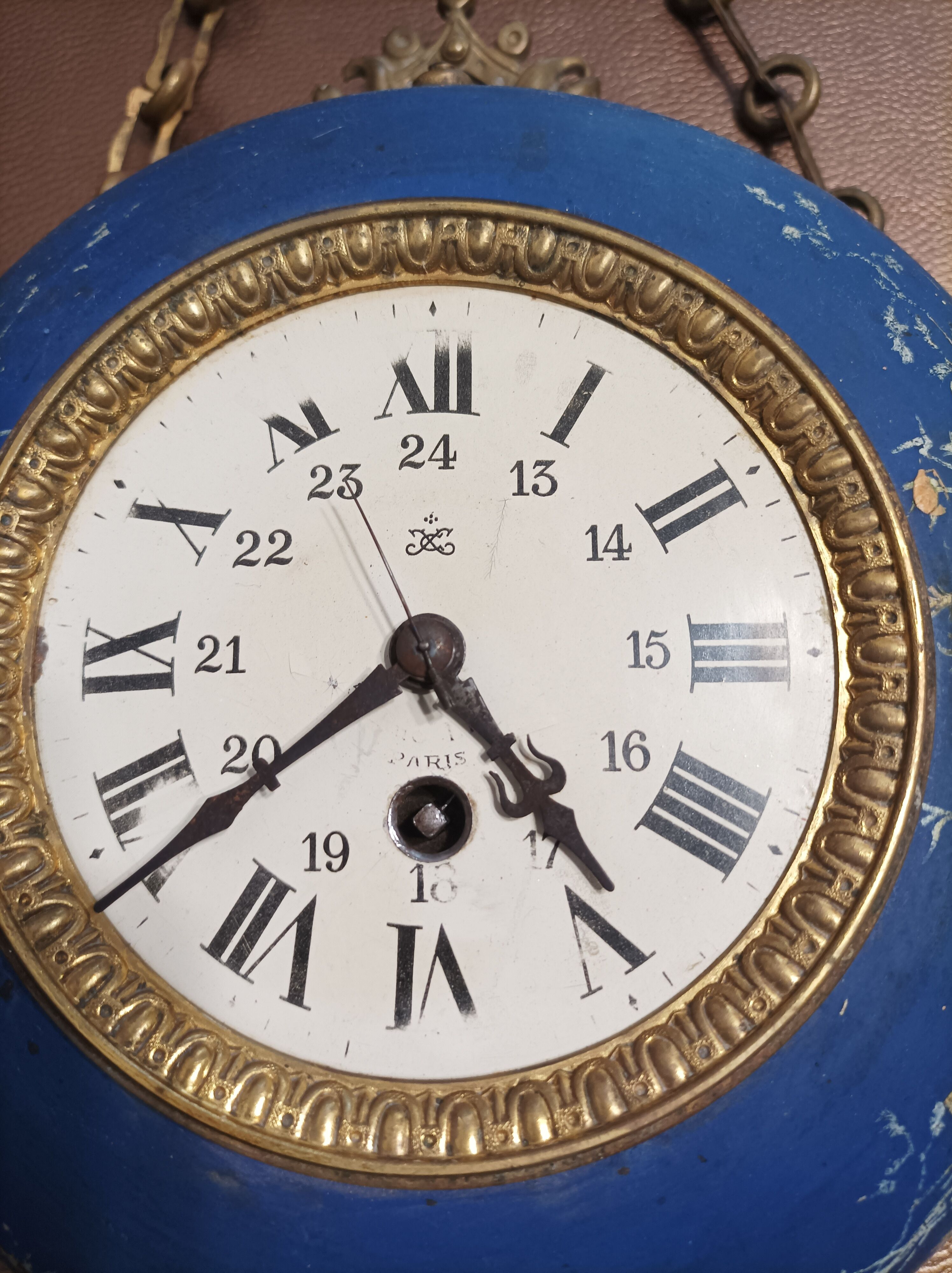 Wall clock in glazed earthenware decoration and brass chain empire style
