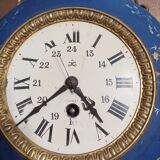 Wall clock in glazed earthenware decoration and brass chain empire style