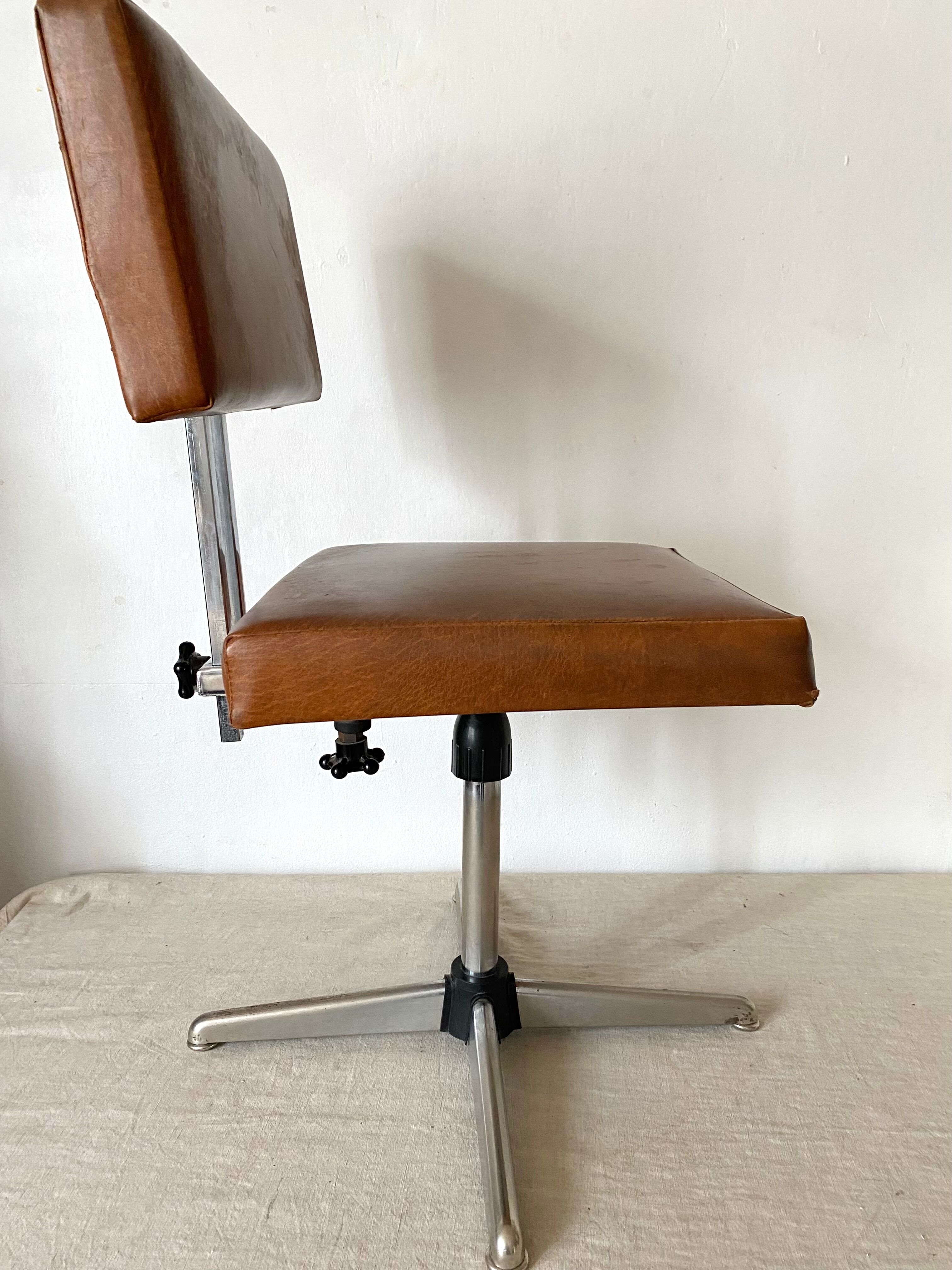 Vintage industrial office chair in skaï