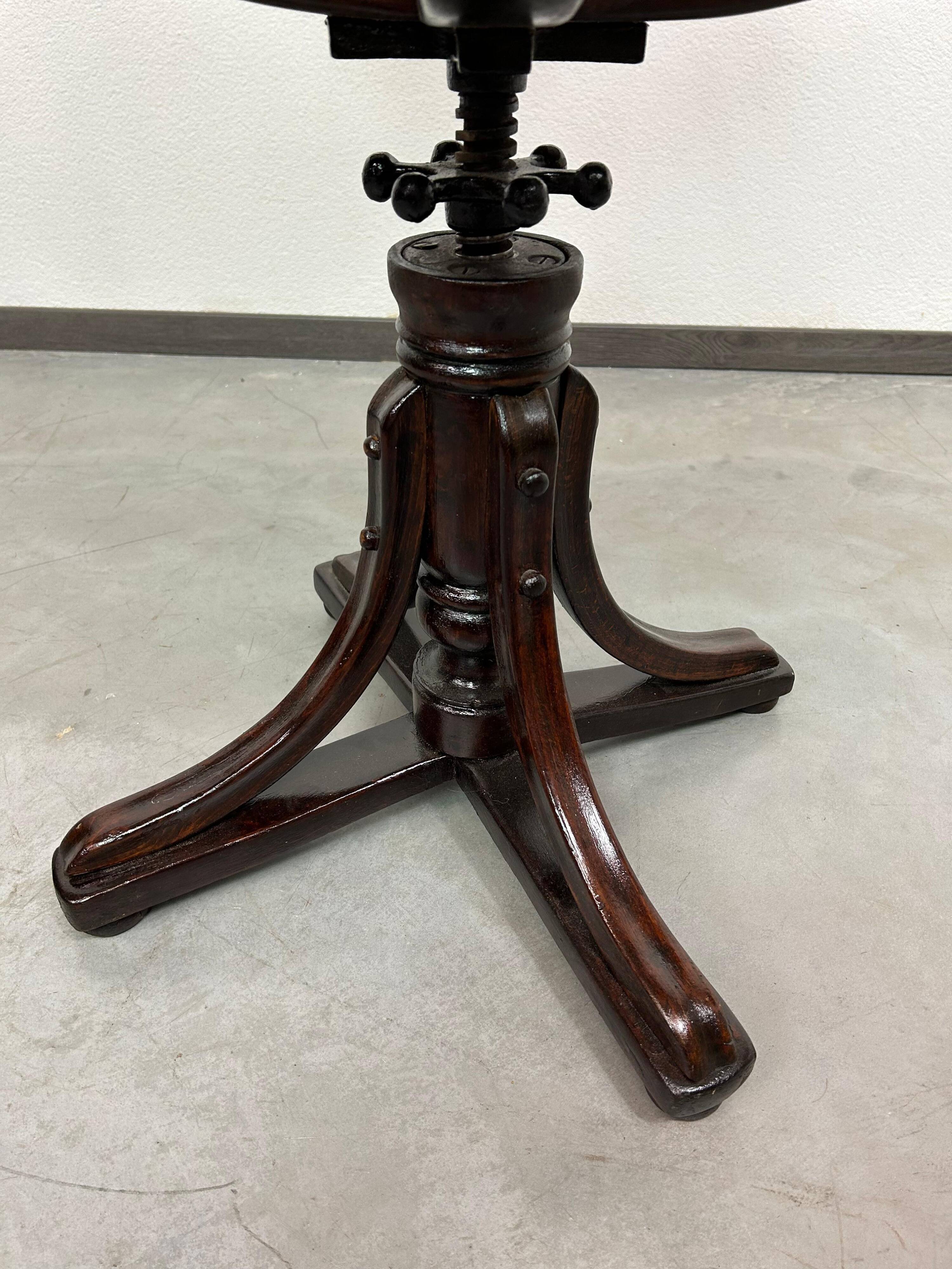 Chaise pivotante en bois courbé n°9 par J.J.Kohn