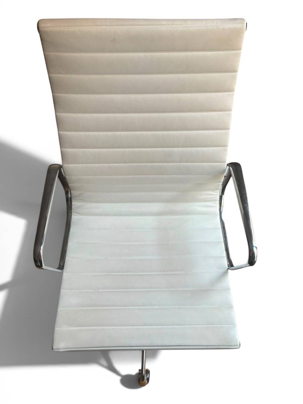 Fauteuil de Bureau Eames EA 119 Cuir Blanc (Herman Miller / Vitra 1970)