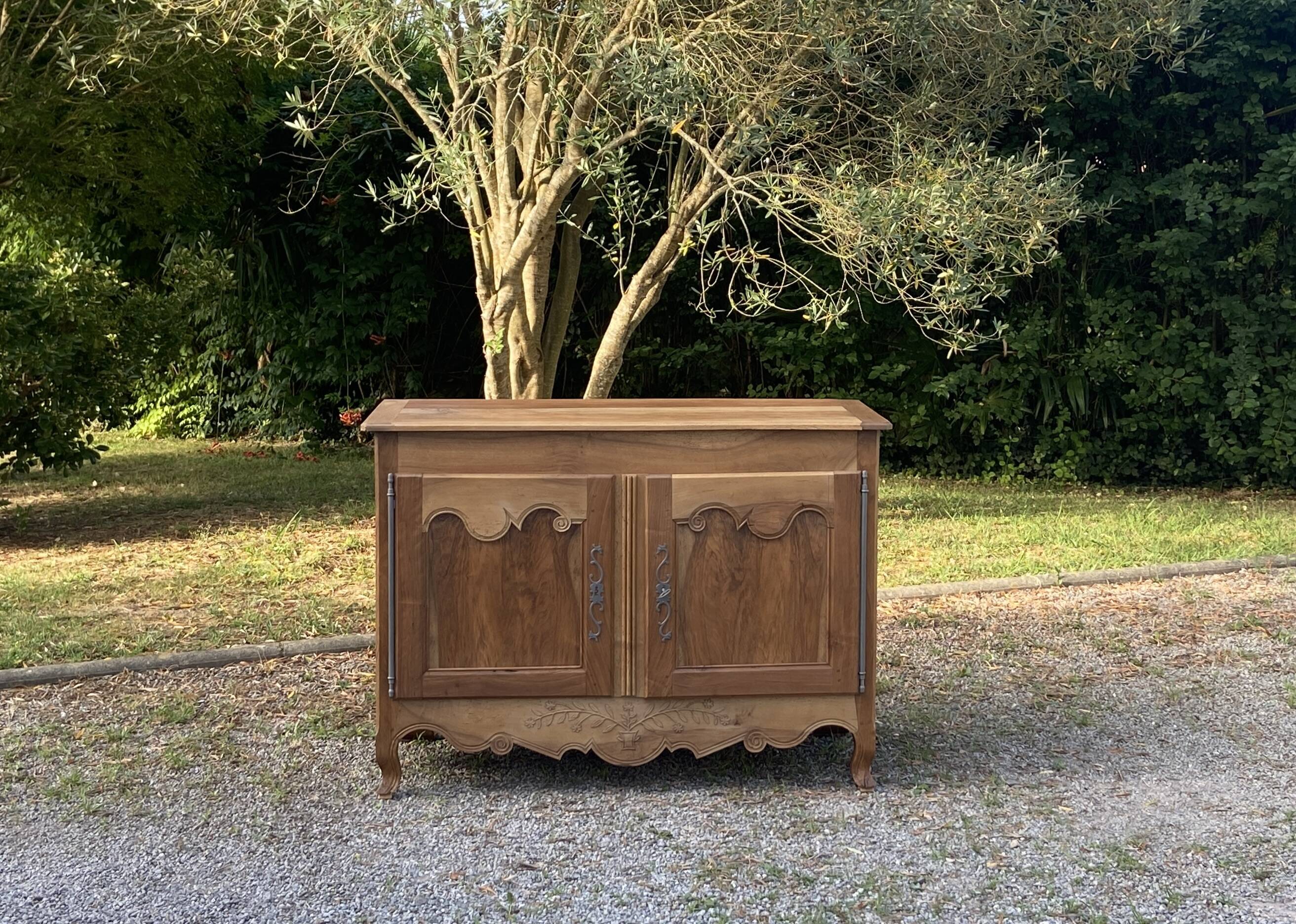 Buffet ancien en noyer