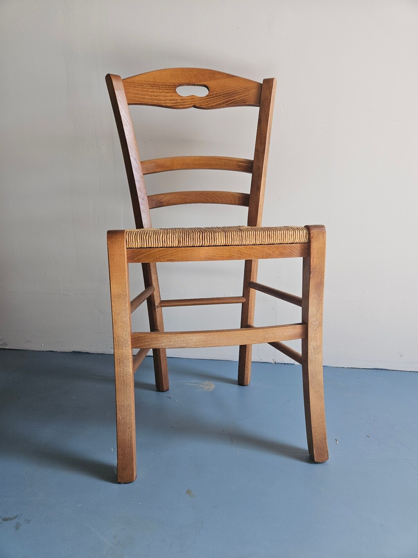 Chaises en bois robuste 