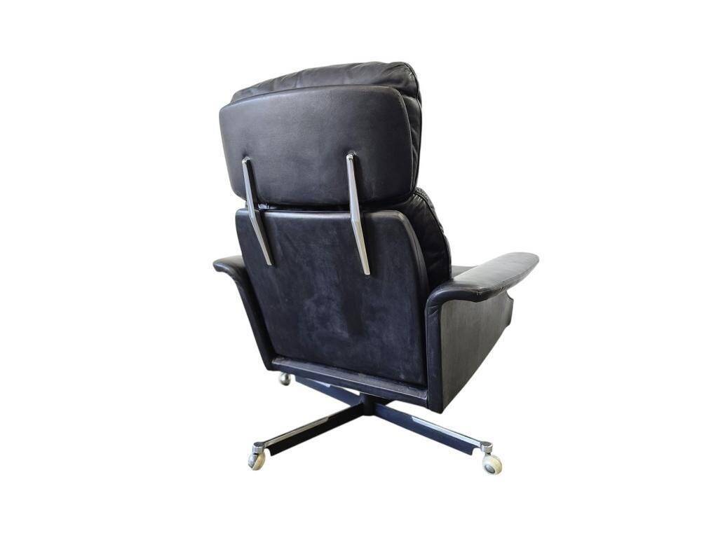 Vintage black leather armchair / lounge chair / relax seat