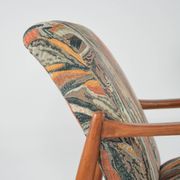 Fauteuil style scandinave à motifs terracotta
