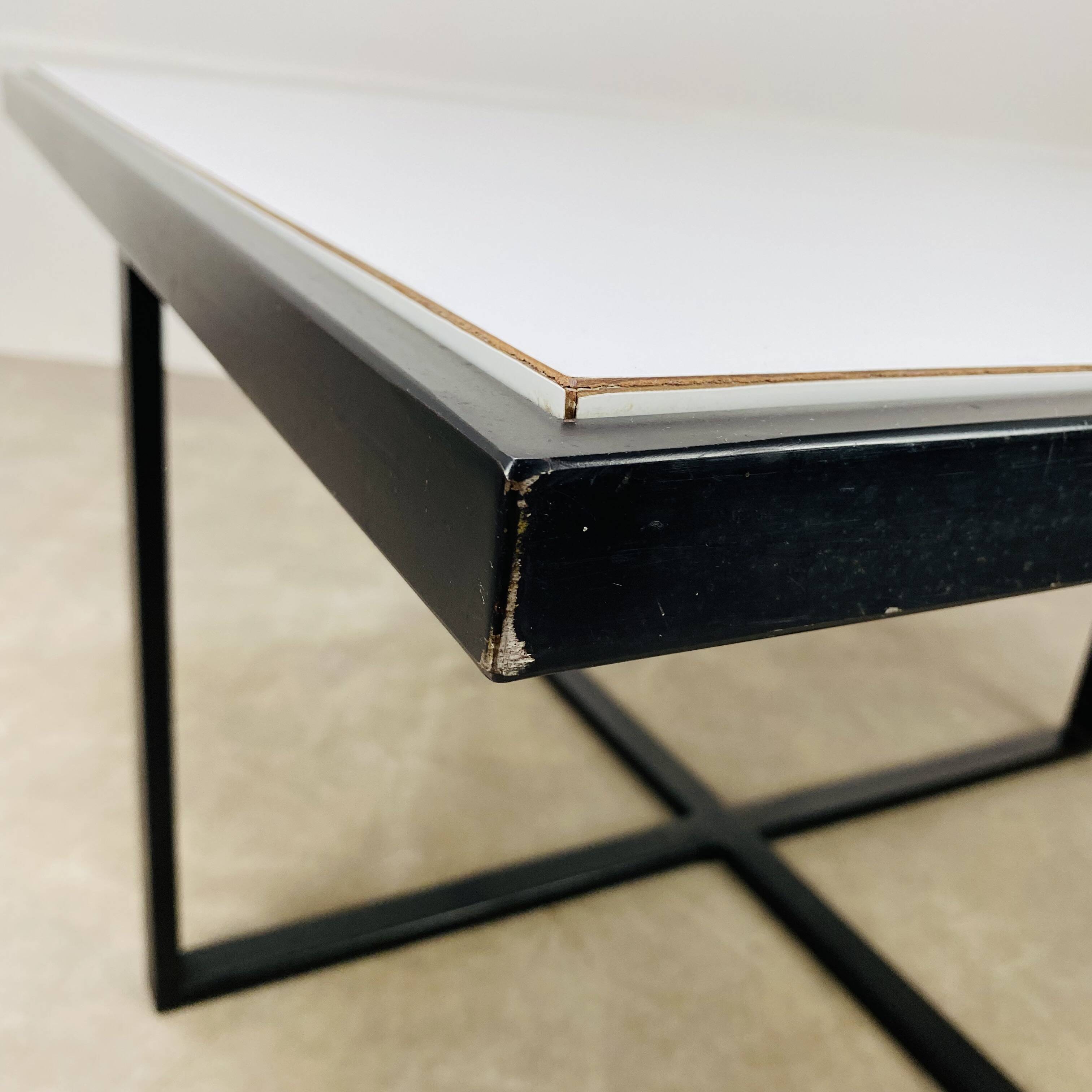 Table basse design vintage mélaminé et métal