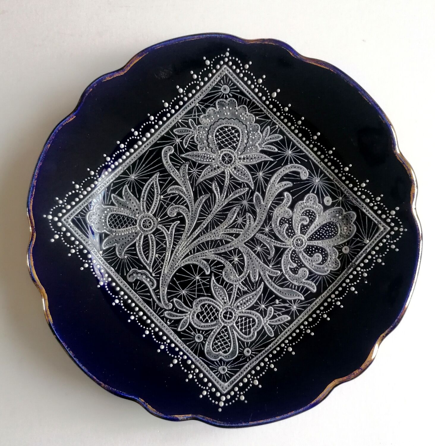Assiette ancienne émaillée décor en dentelle