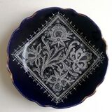 Assiette ancienne émaillée décor en dentelle