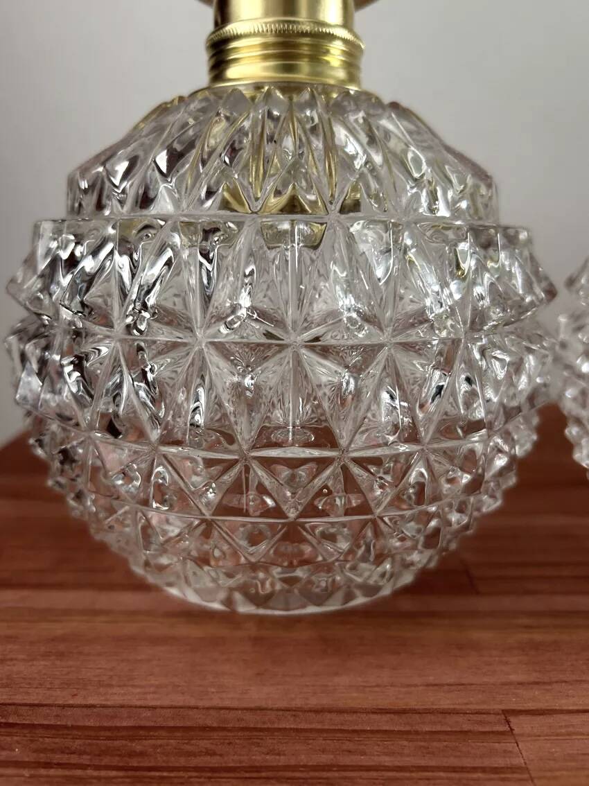 Paire d’appliques murales globes en verre ciselé
