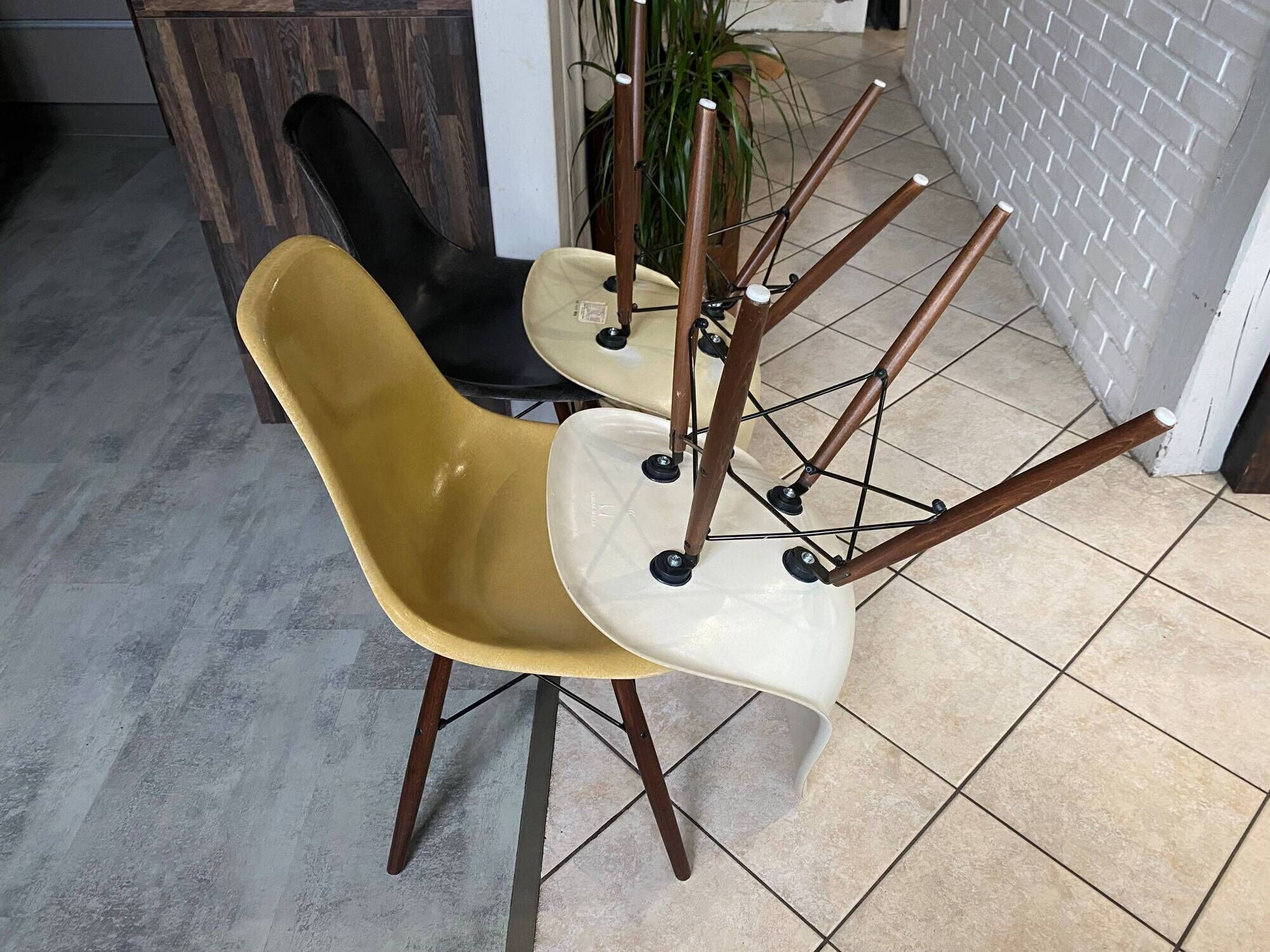 Lot 4 chaises dsw fibre noyer eames herman miller vintage