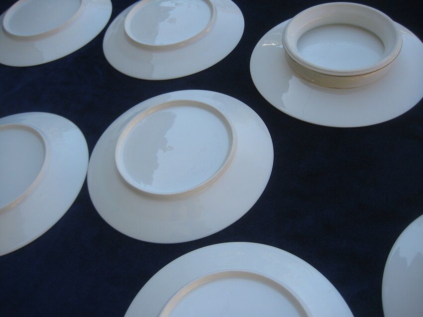 Old service a dessert in porcelain, red green and gold led.