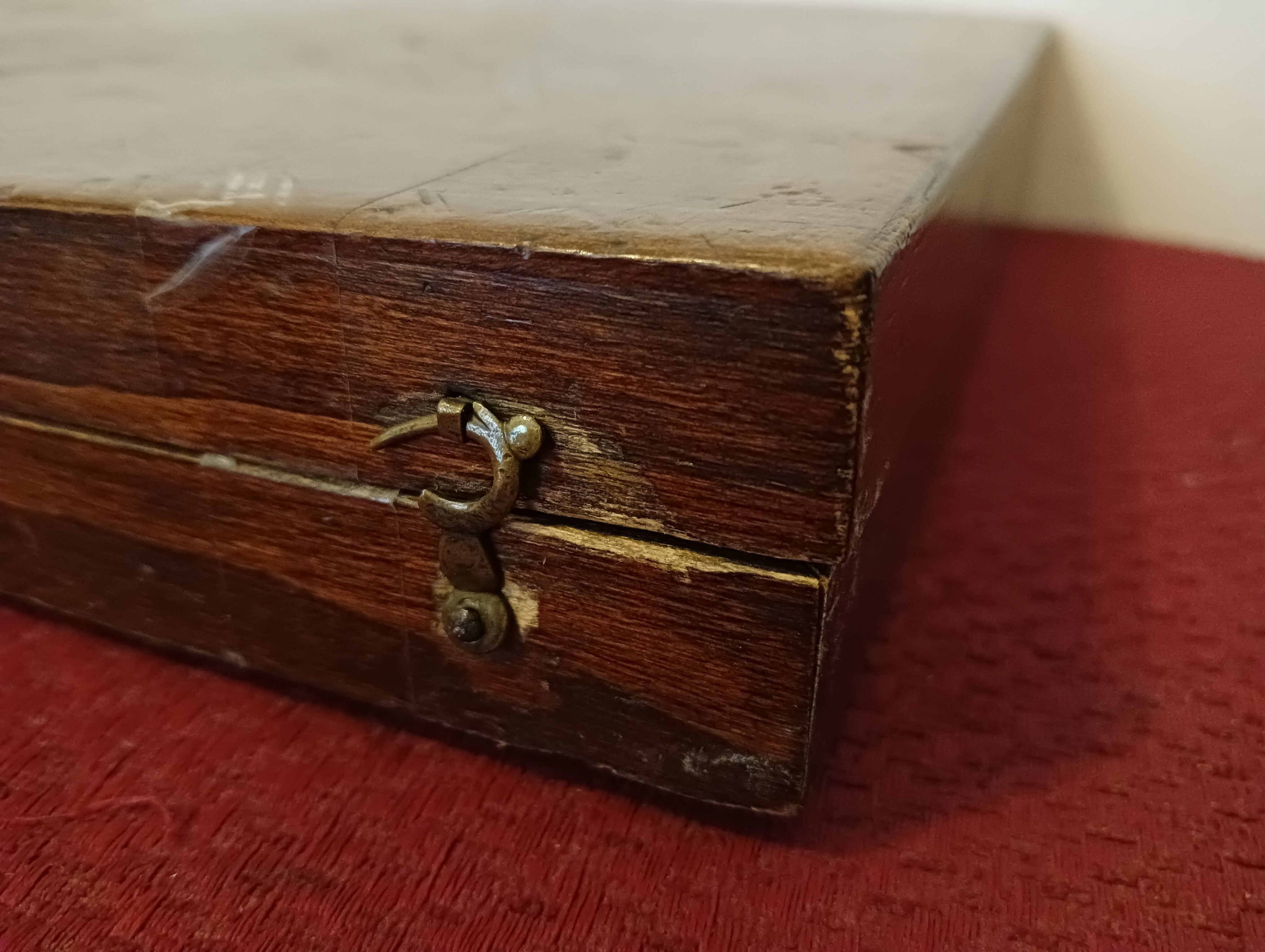 Old mahogany game box with bone tokens, XIXth century