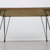 Table basse minimaliste du milieu du siècle