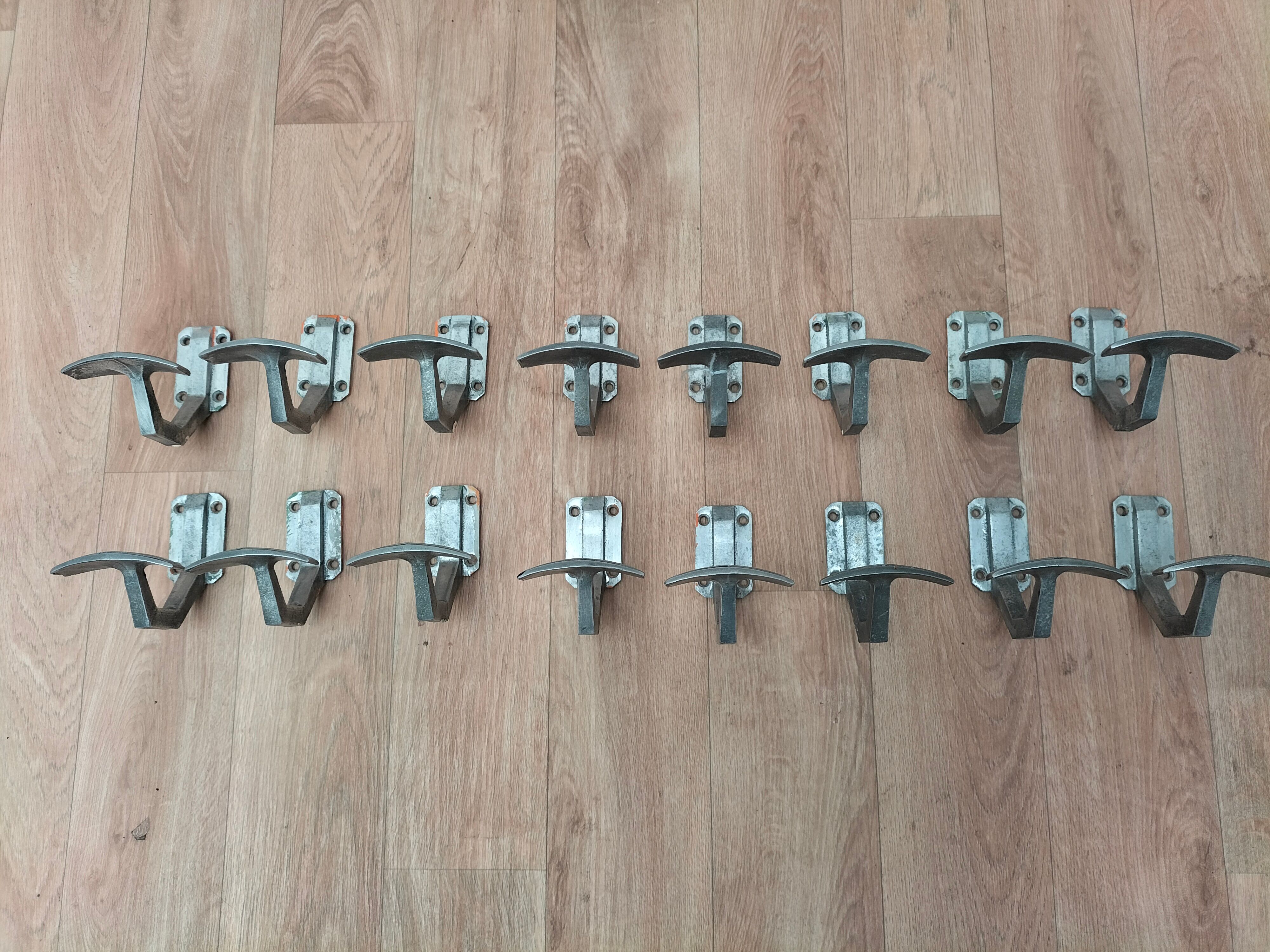 Lot de 16 patères