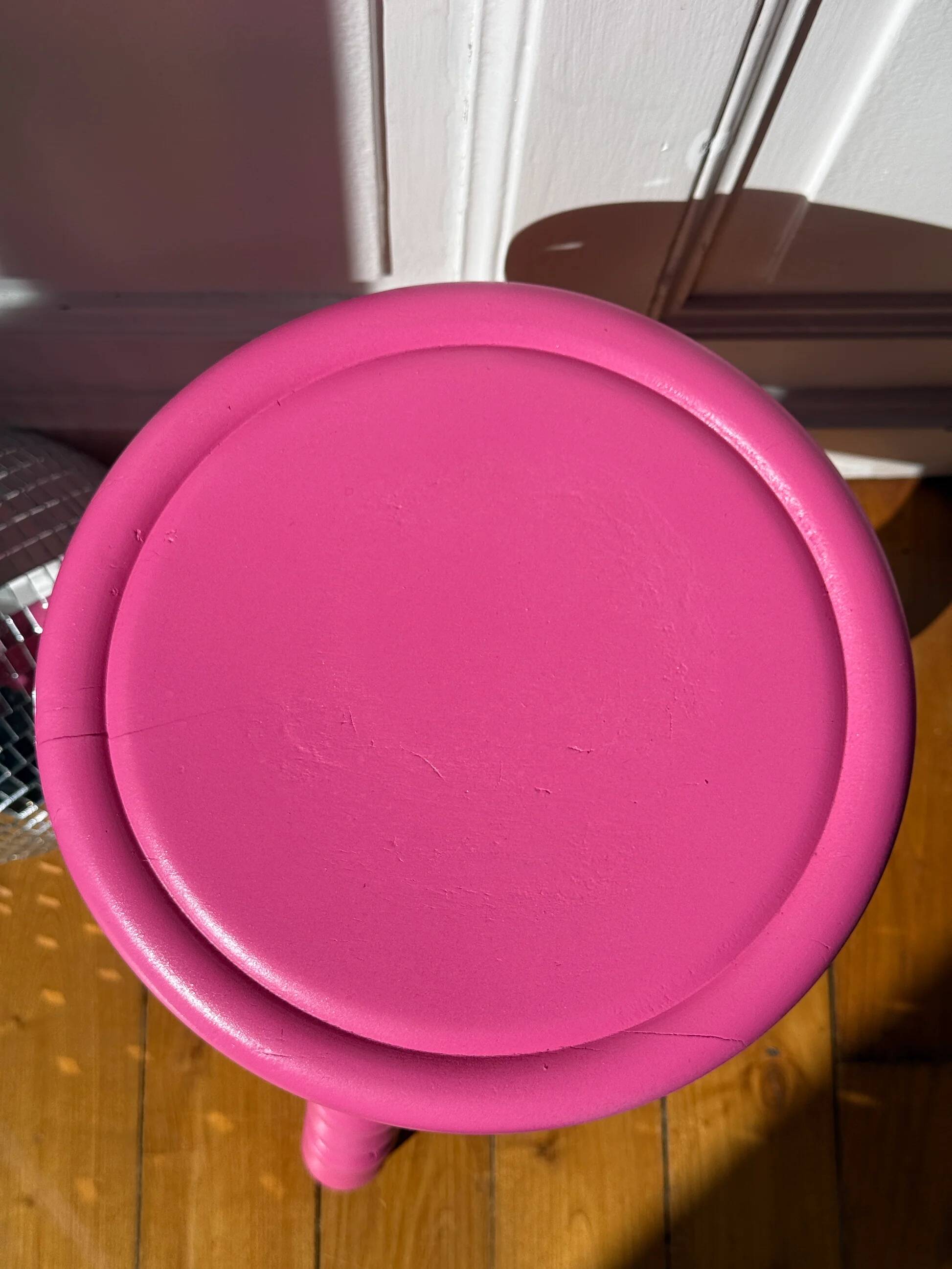 Wooden tripod stool - candy pink