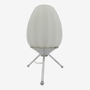 Lampe tripode opaline blanche cotelé