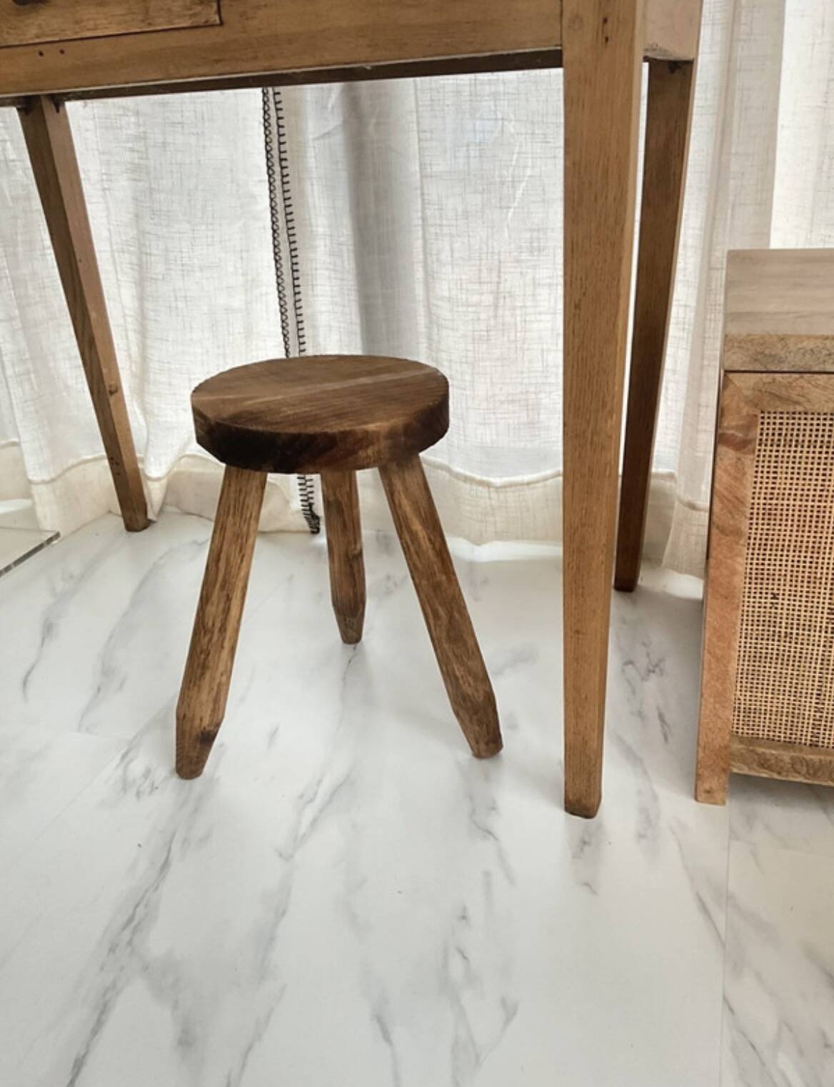 Tripod stool in solid oak