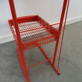 Rood metalen winkelvitrine winkelrek met manden vintage