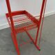 Rood metalen winkelvitrine winkelrek met manden vintage