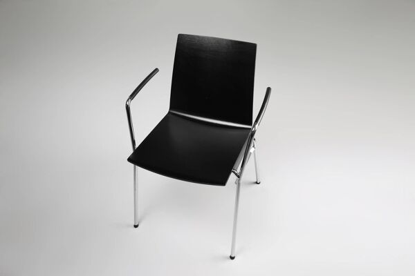 Chaise design moderne noire du milieu du siècle avec accoudoirs, Belgique
